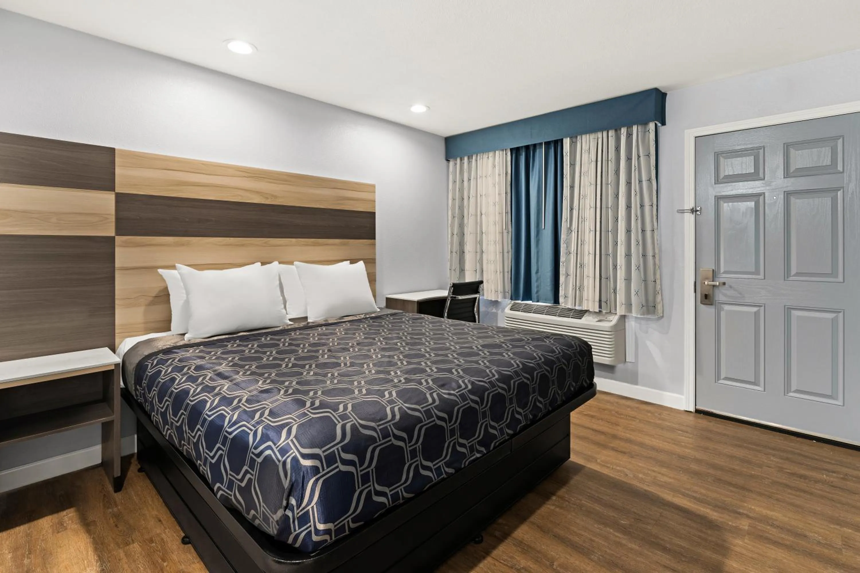 Bedroom, Bed in Bay Breeze Inn