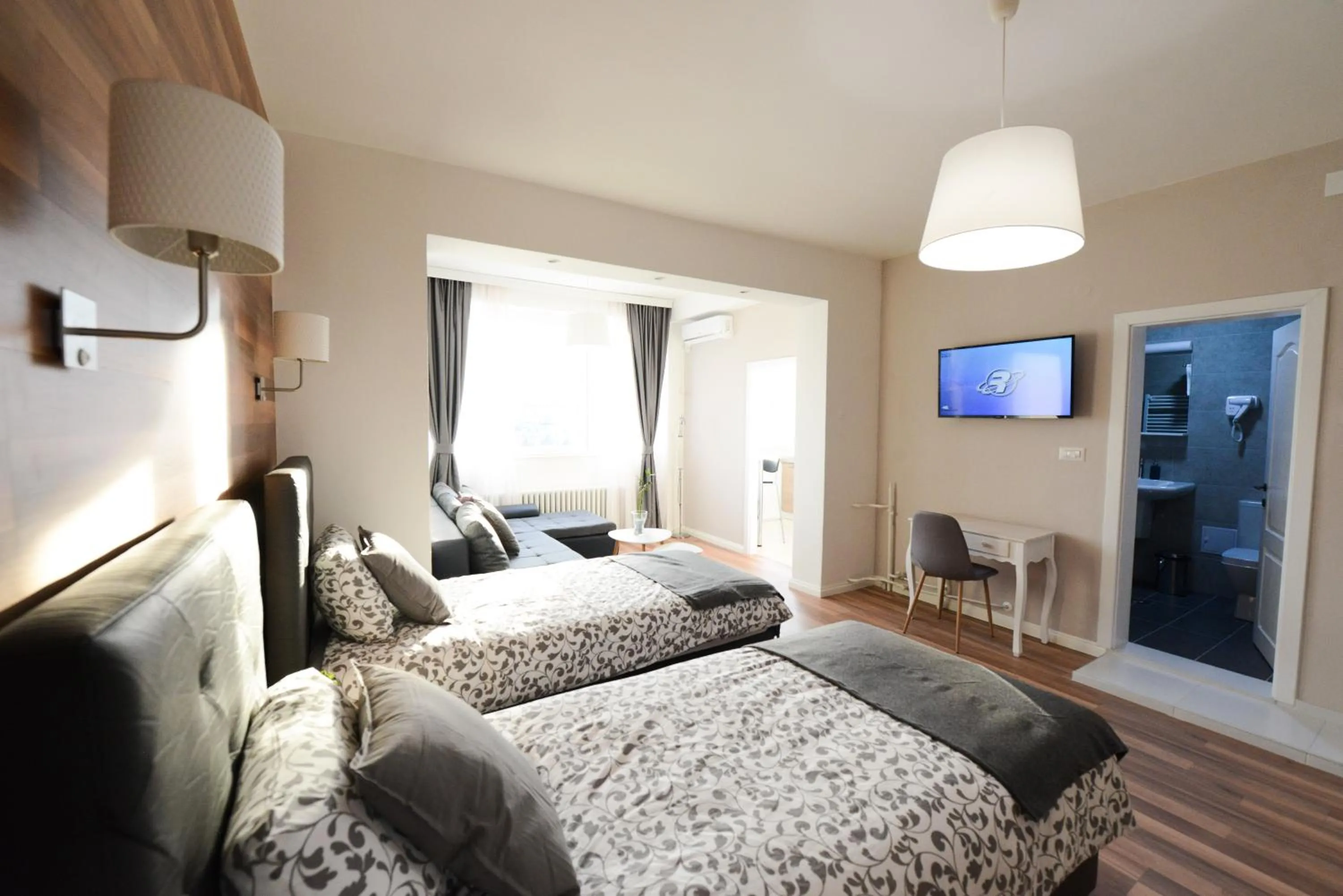 Deluxe Triple Room with City View in Skopje Arch Residence