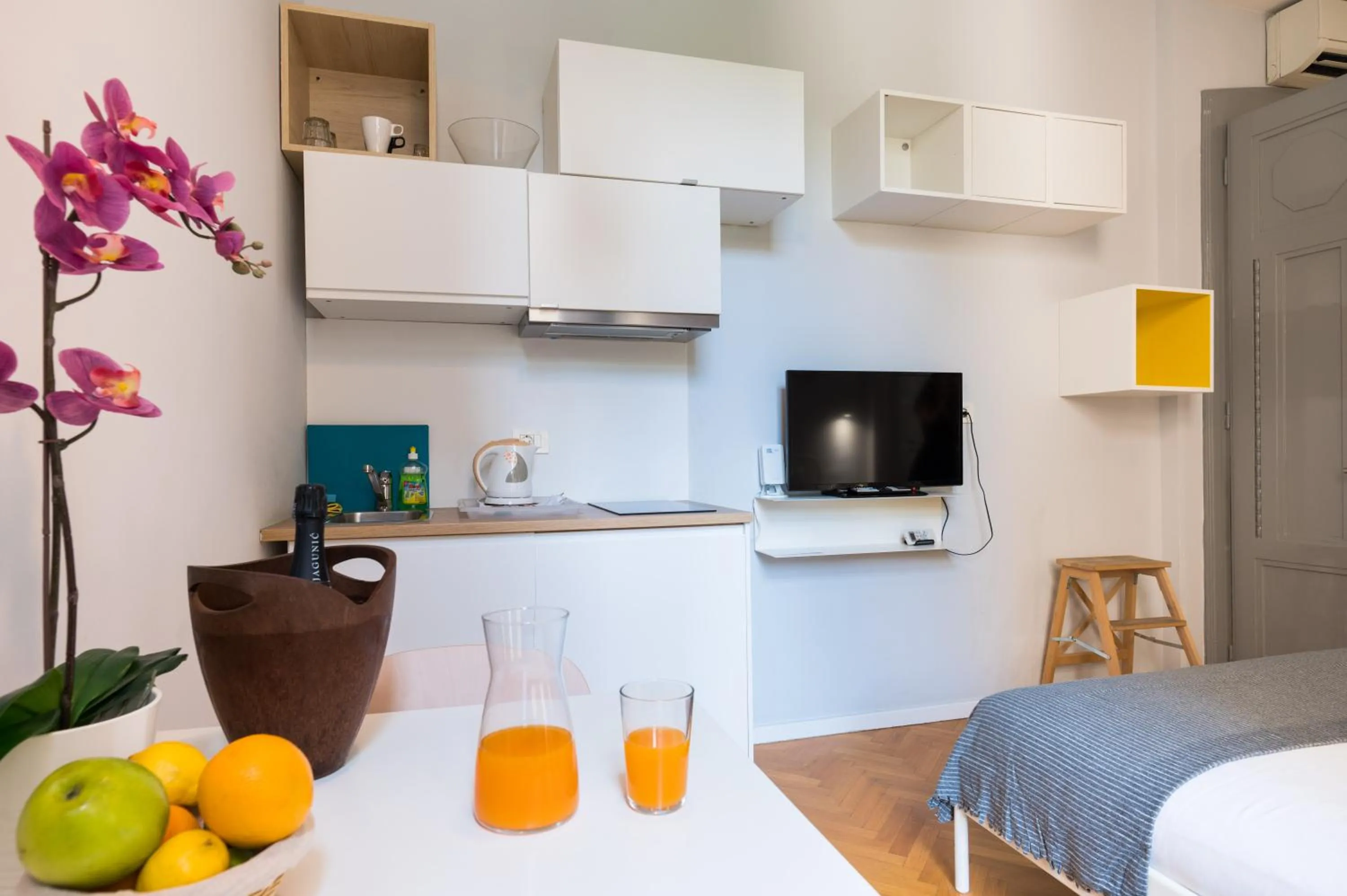 Kitchen or kitchenette, Bed in Doma Zagreb Aparthotel