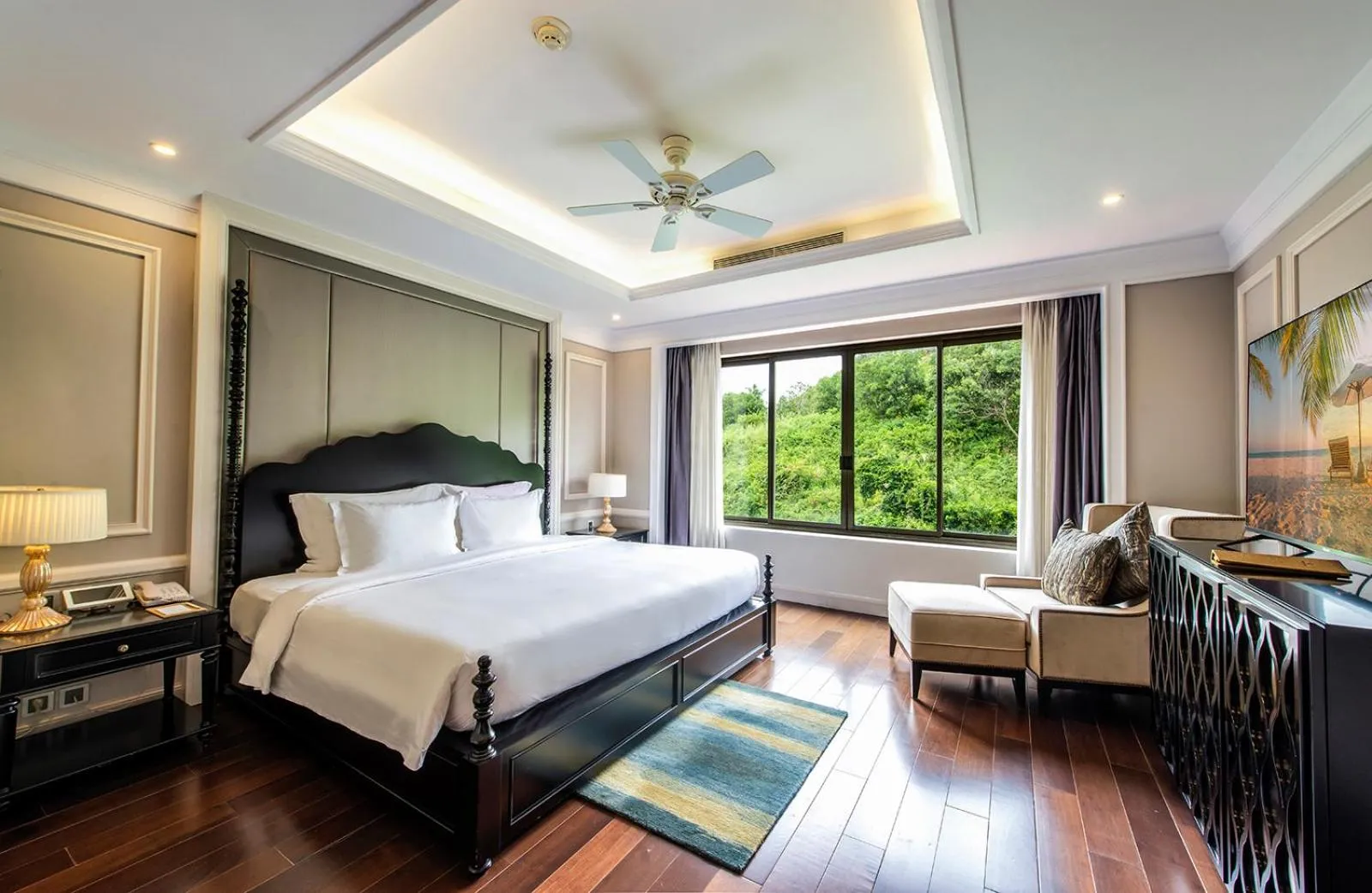 Bed in Vinpearl Resort Nha Trang