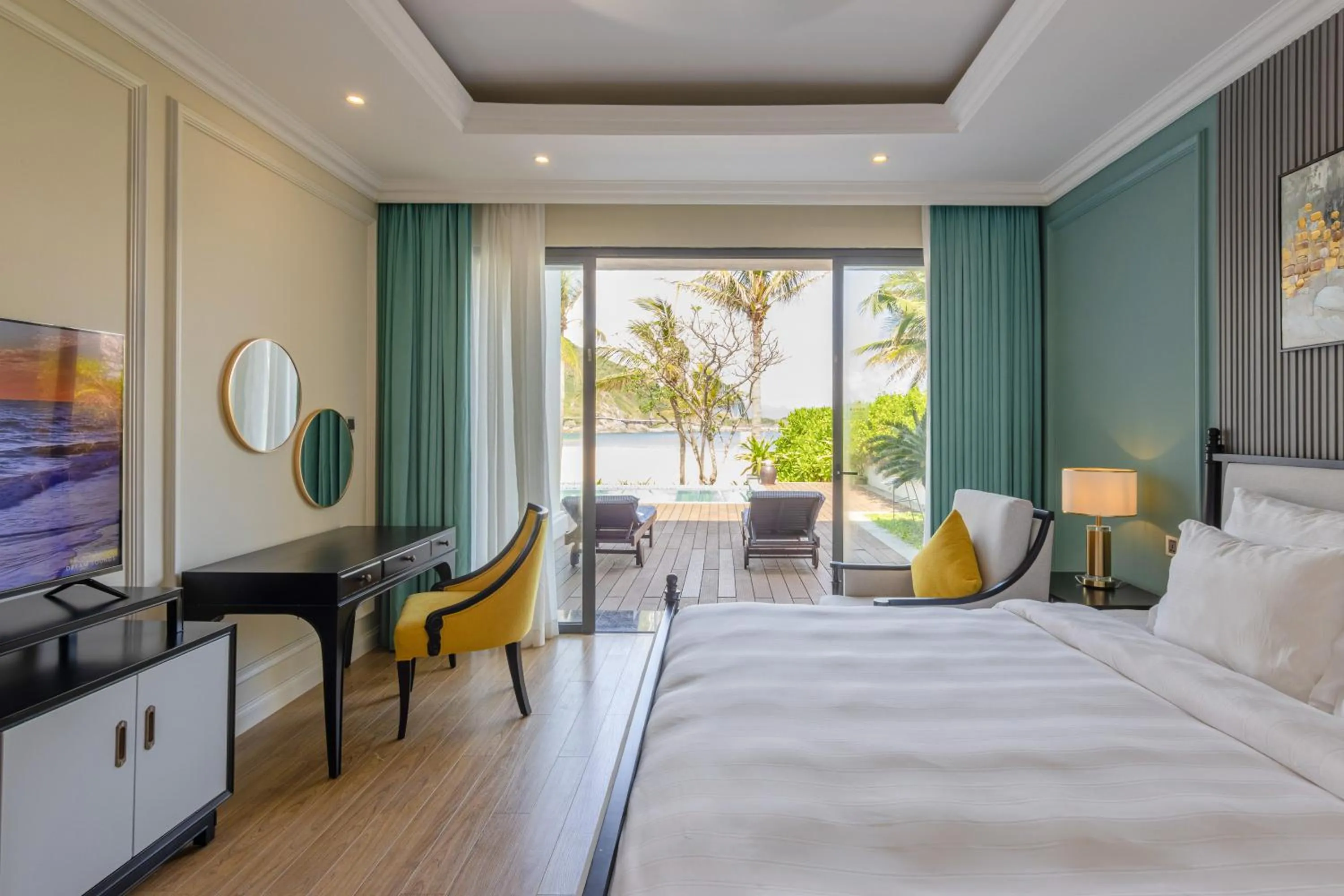 View (from property/room), Bed in Vinpearl Resort Nha Trang