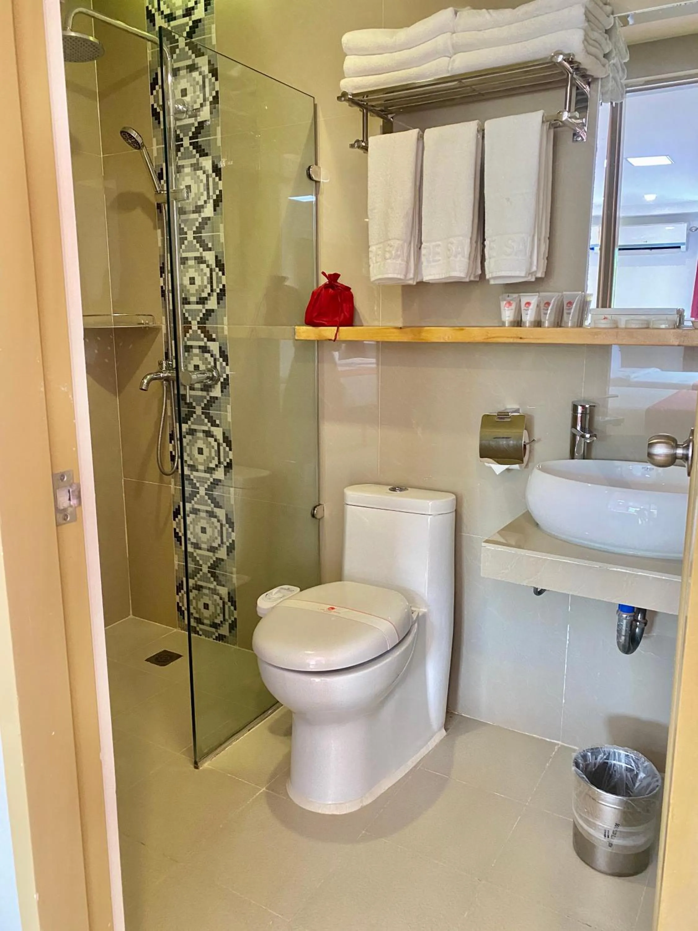 Toilet in IL Mare Sakura Resort Boracay