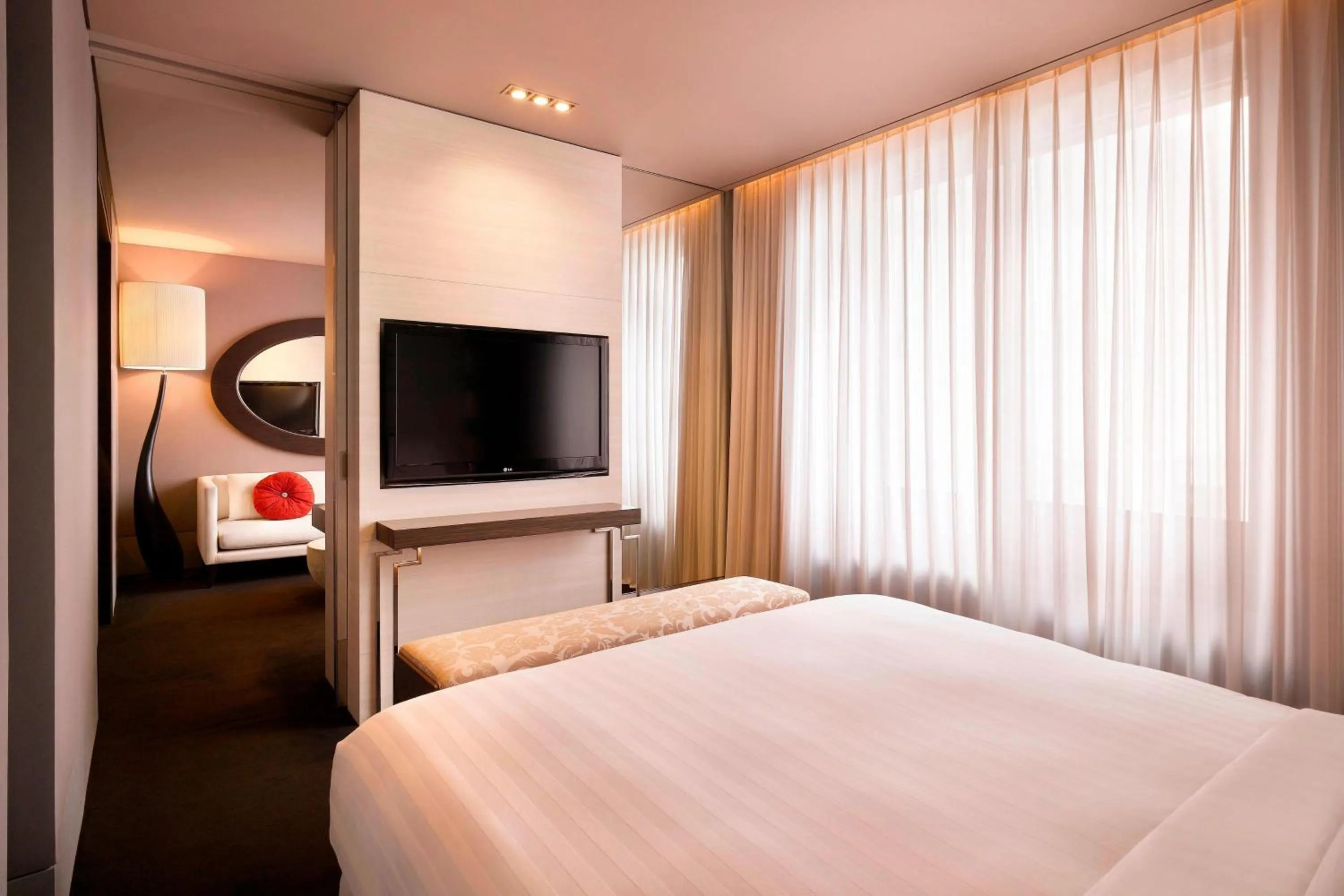Photo of the whole room, Bed in THE PLAZA Seoul, Autograph Collection