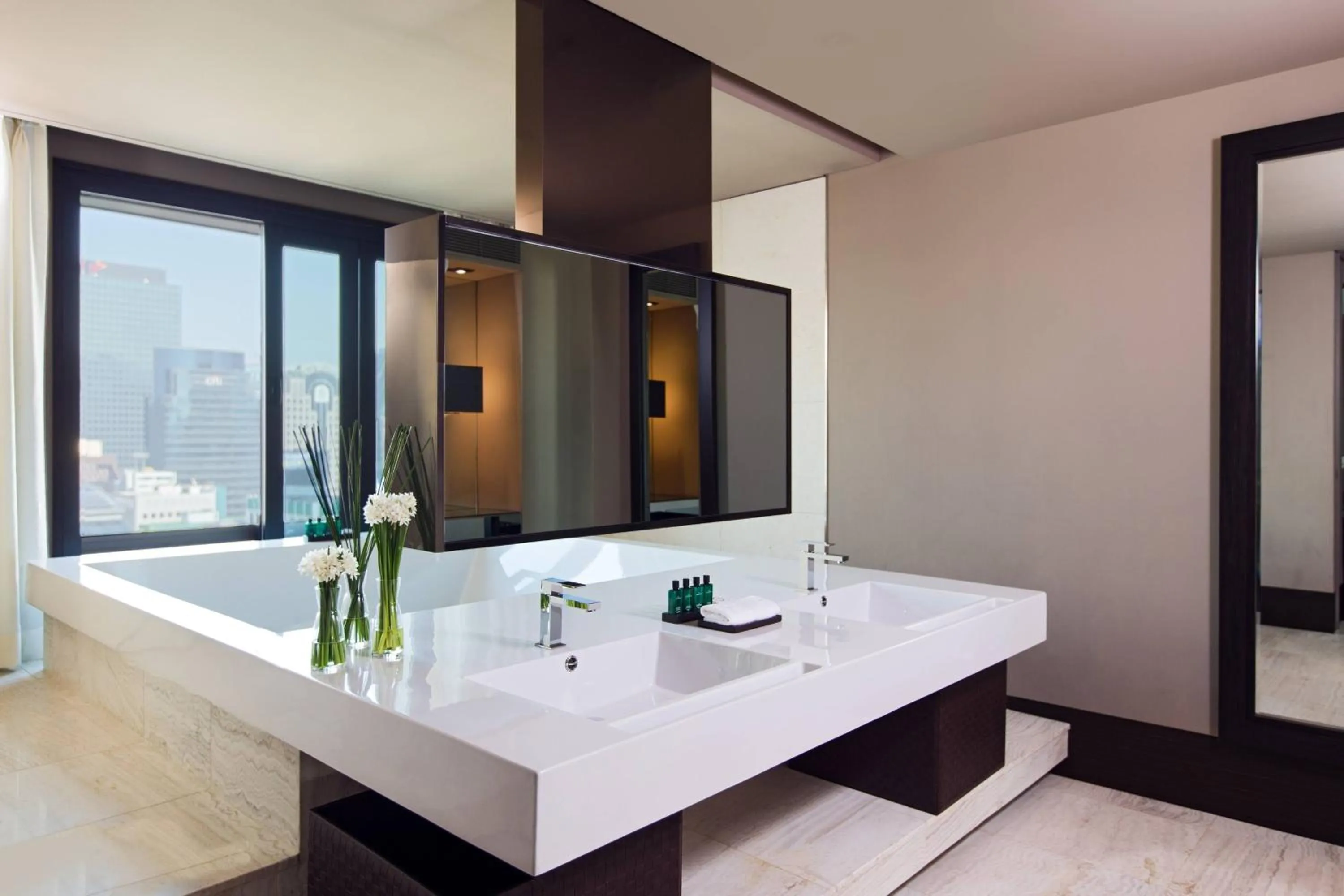 Bathroom in THE PLAZA Seoul, Autograph Collection