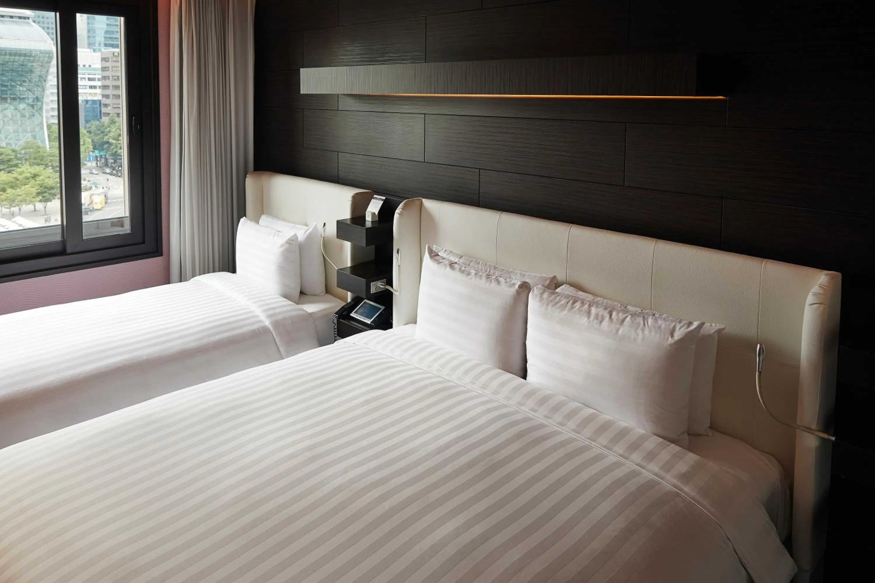 Bed in THE PLAZA Seoul, Autograph Collection