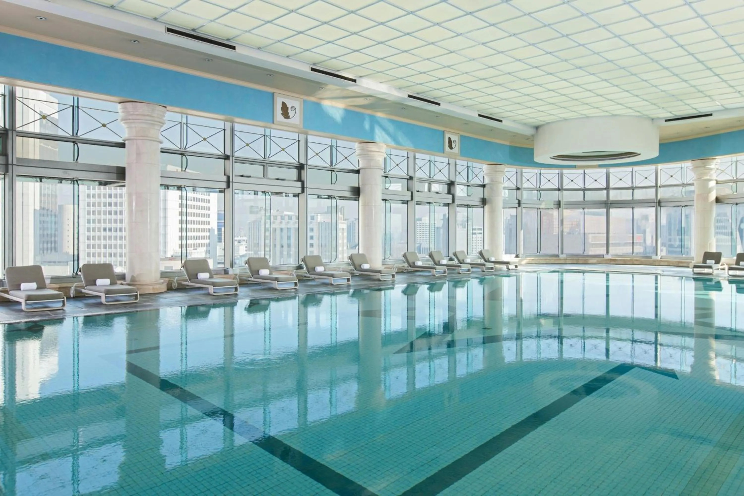 Swimming pool in THE PLAZA Seoul, Autograph Collection