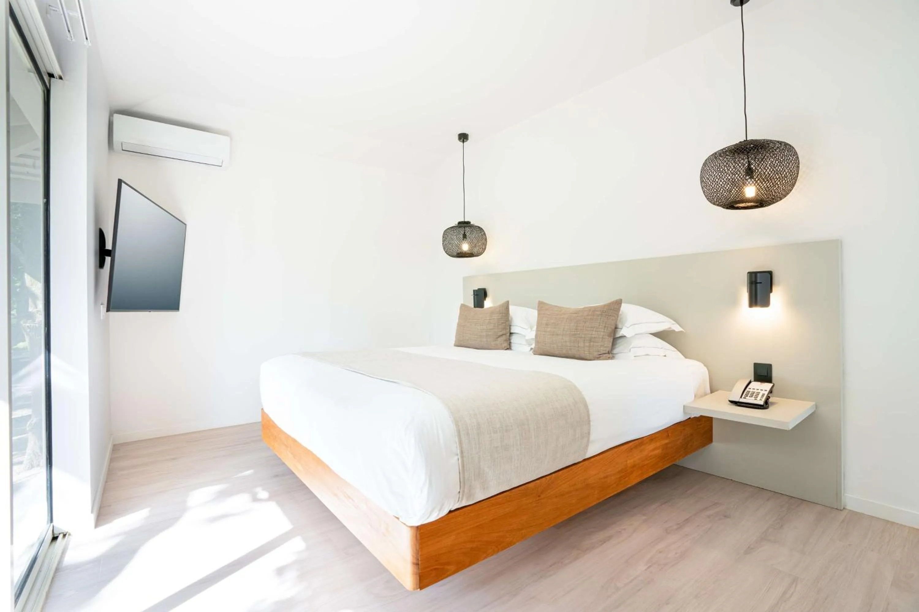 Bed in DoubleTree by Hilton Noumea Ilot Maitre Resort