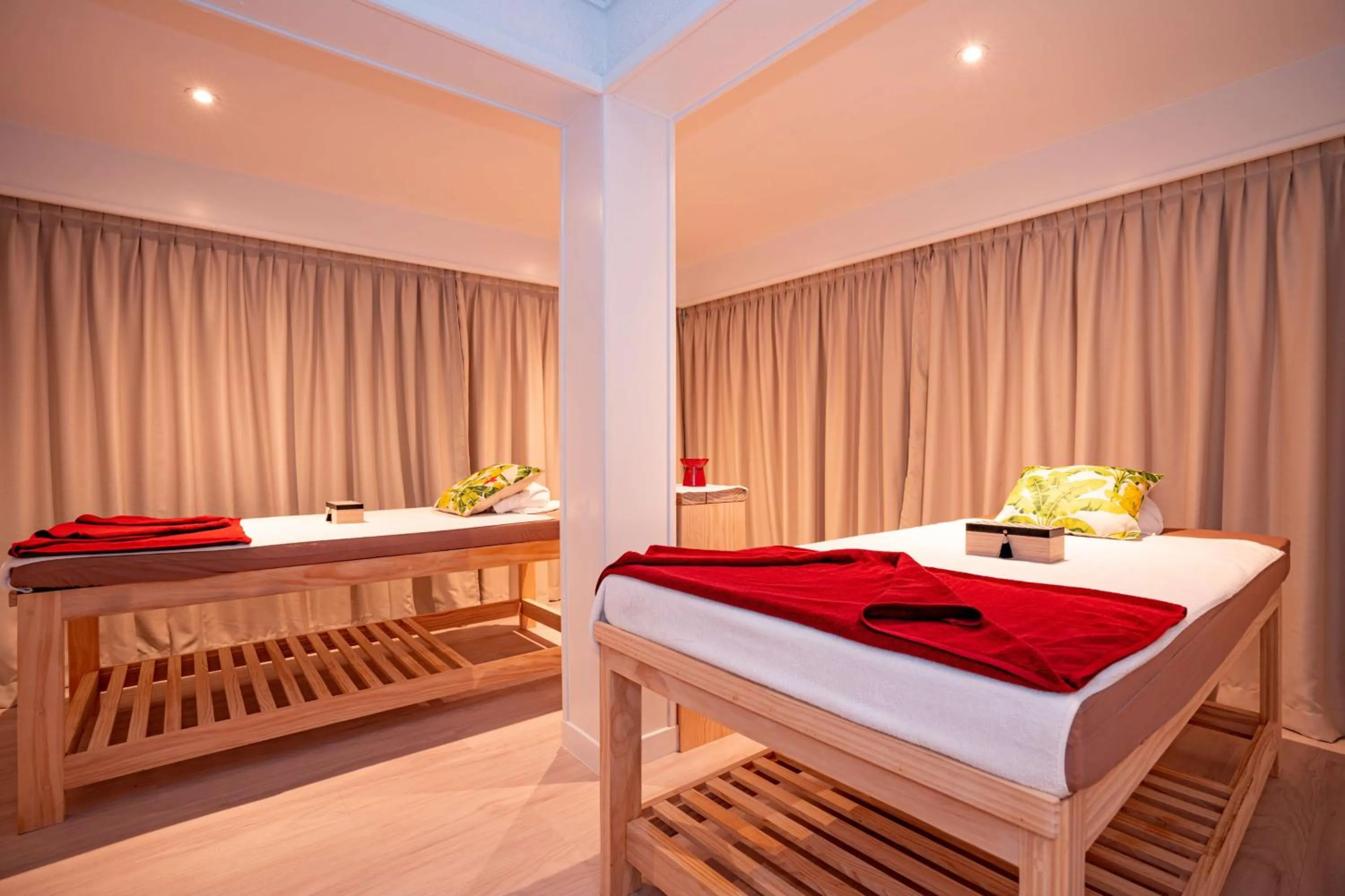 Spa and wellness centre/facilities, Bed in DoubleTree by Hilton Noumea Ilot Maitre Resort