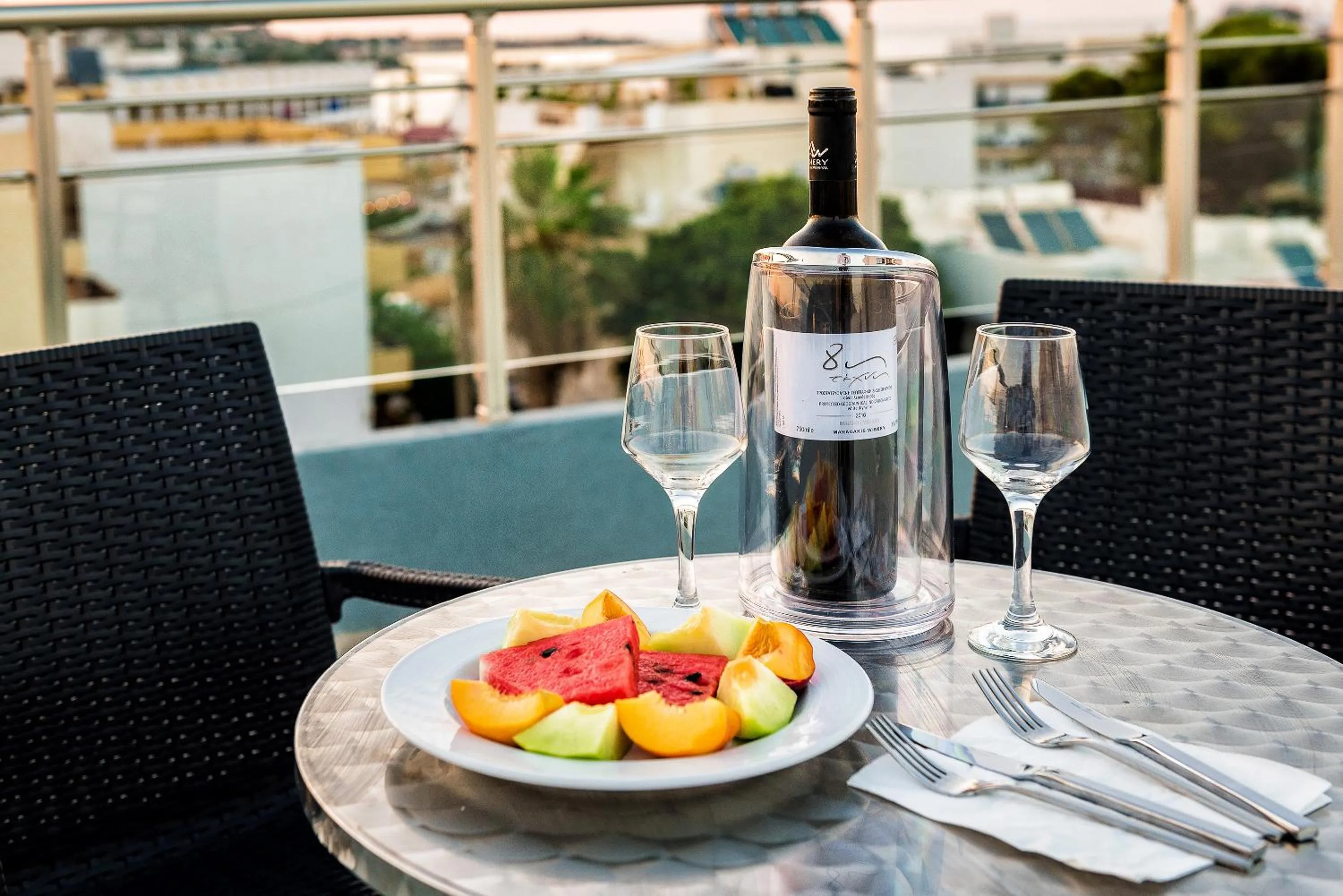 Food and drinks in Pollis Hotel