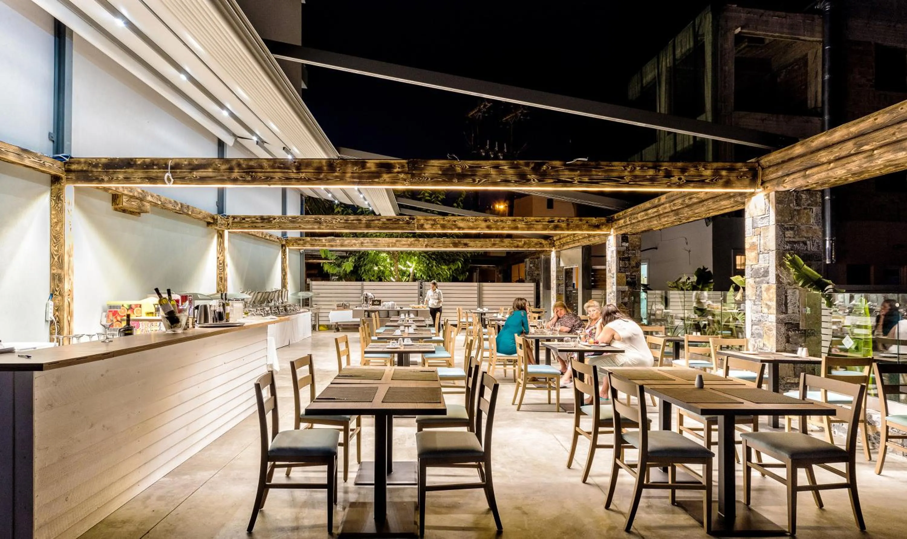 Restaurant/places to eat in Pollis Hotel