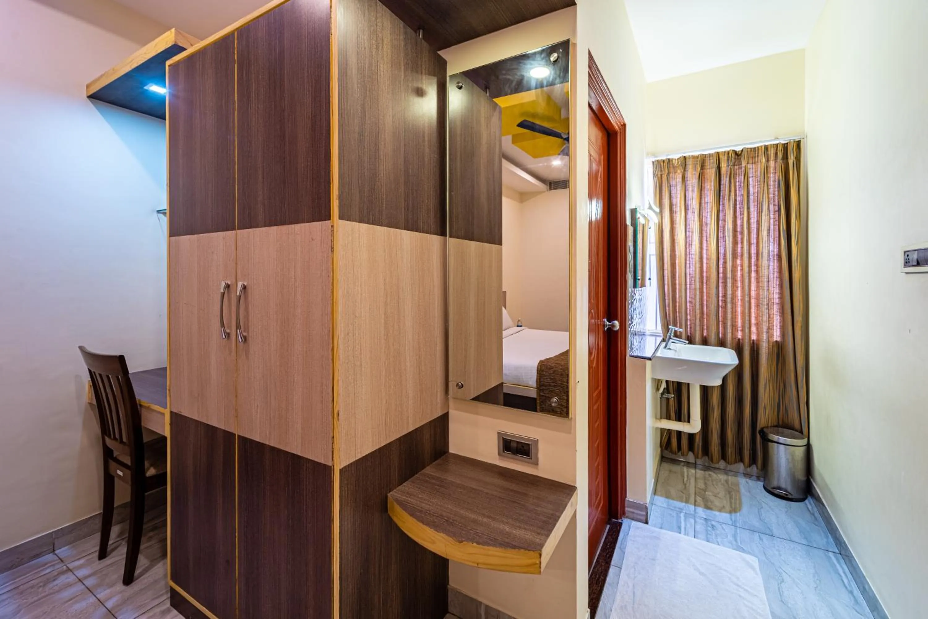 wardrobe, Bed in Thaneegai Residency