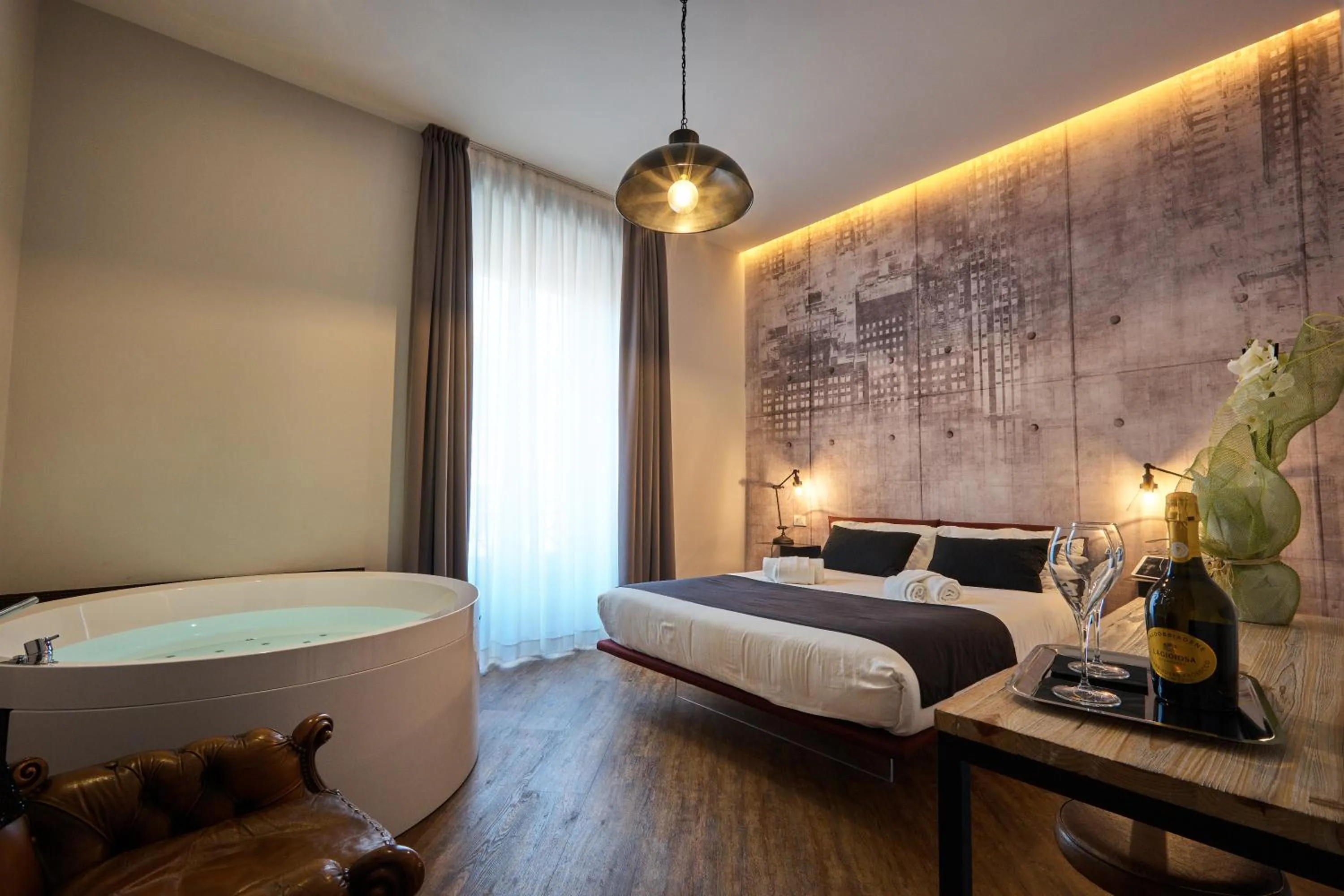 Hot Tub, Bed in Ara Suite