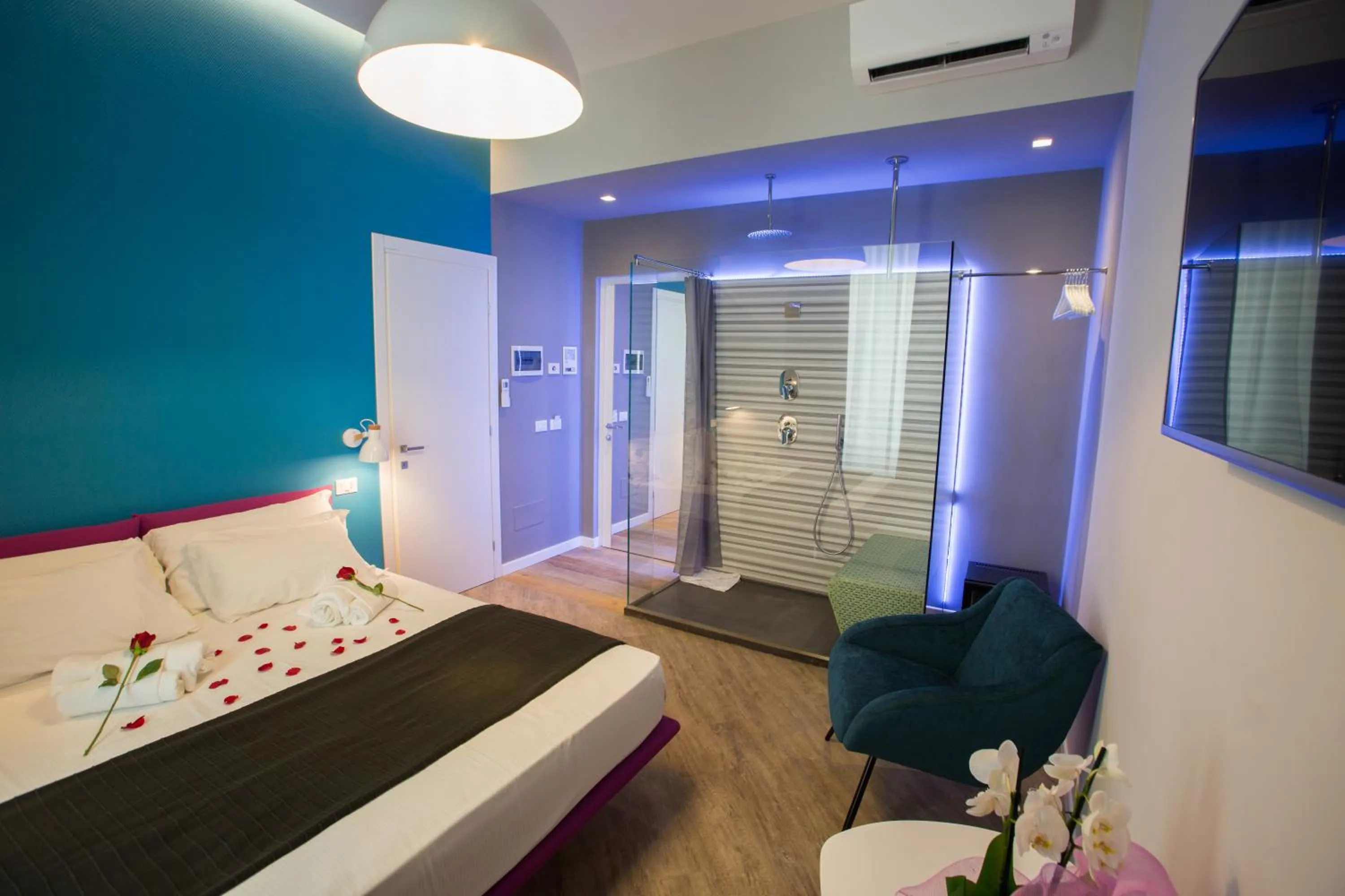 Bedroom, Bed in Ara Suite