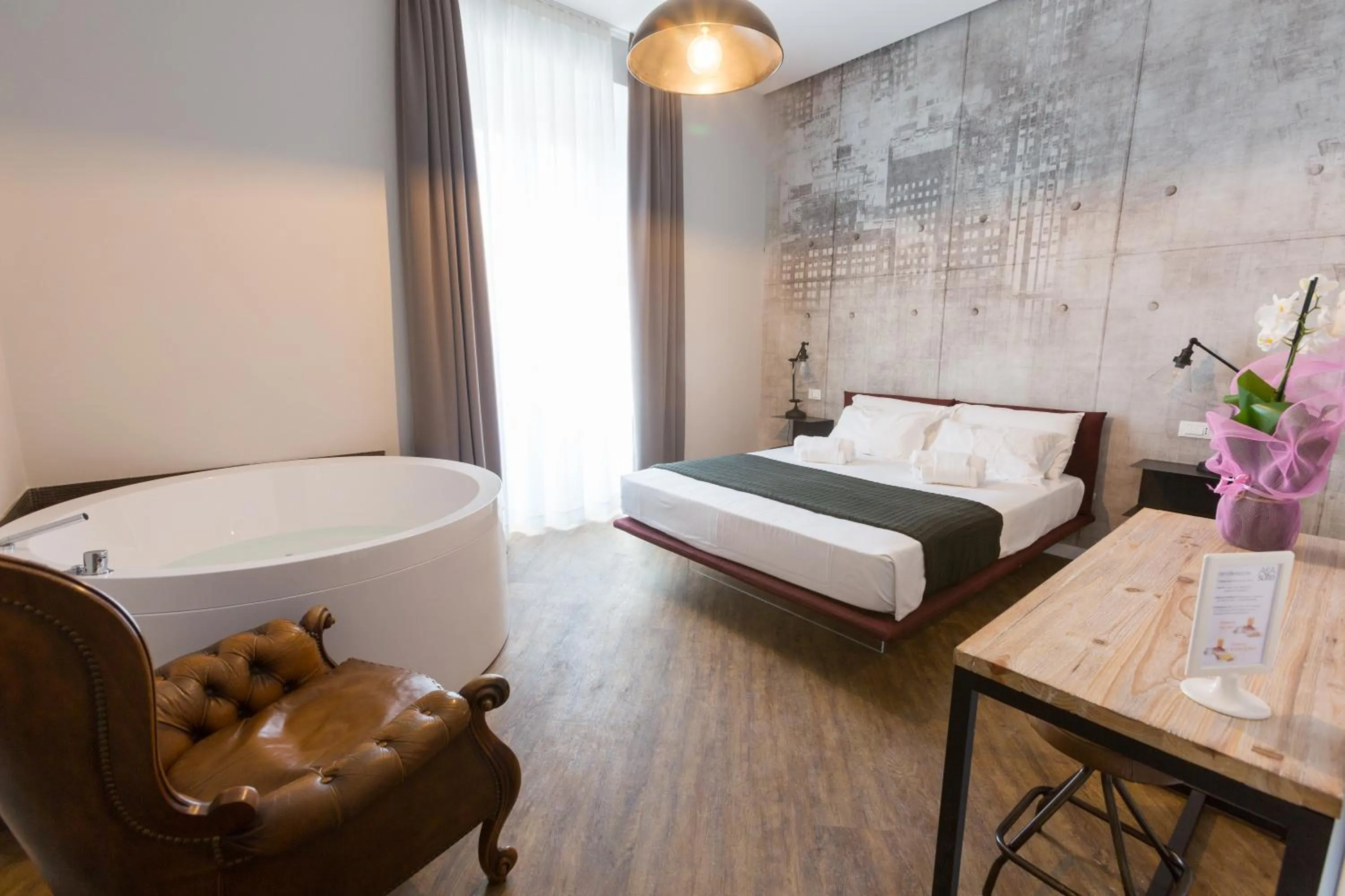 Hot Tub, Bed in Ara Suite