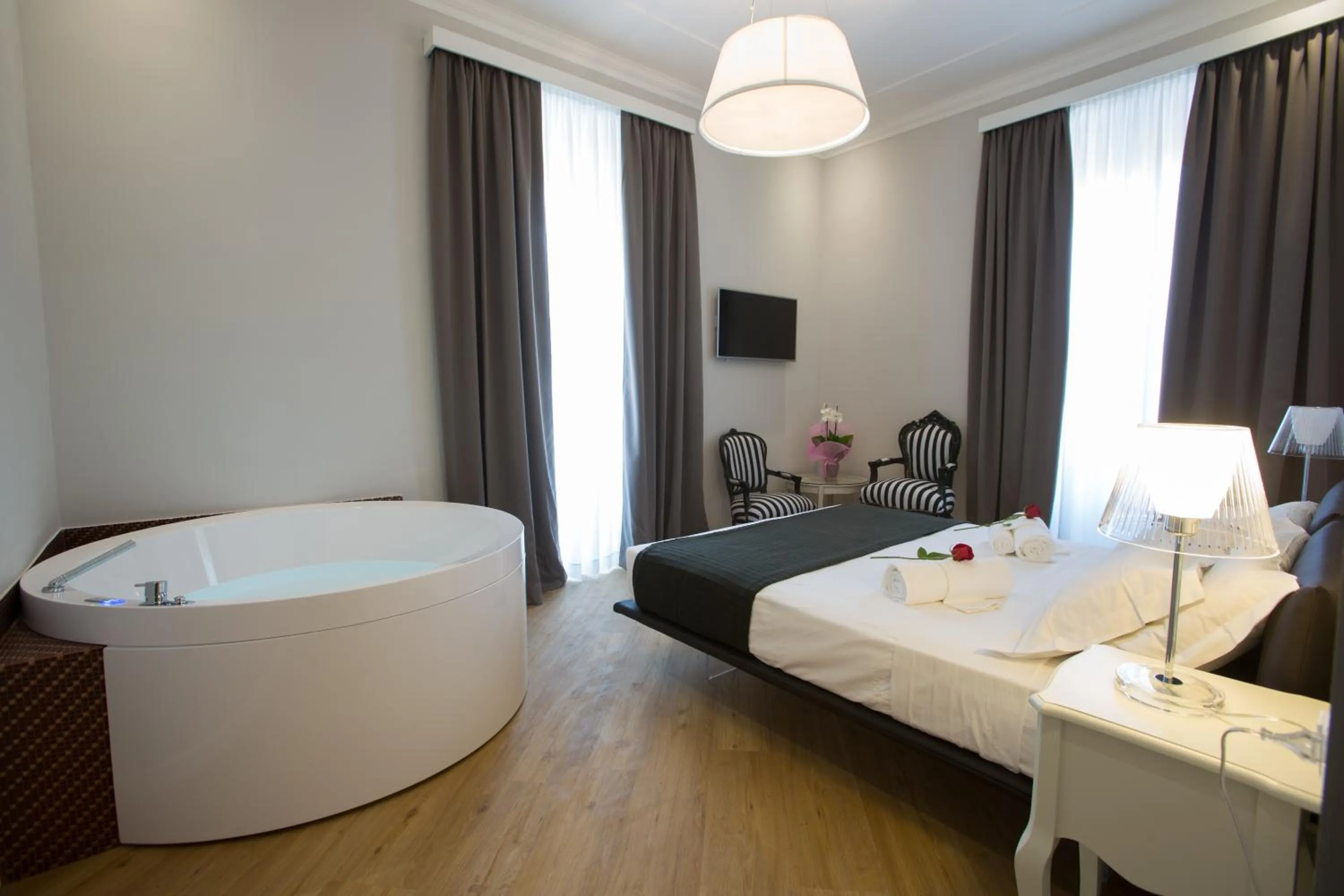 Hot Tub, Bed in Ara Suite