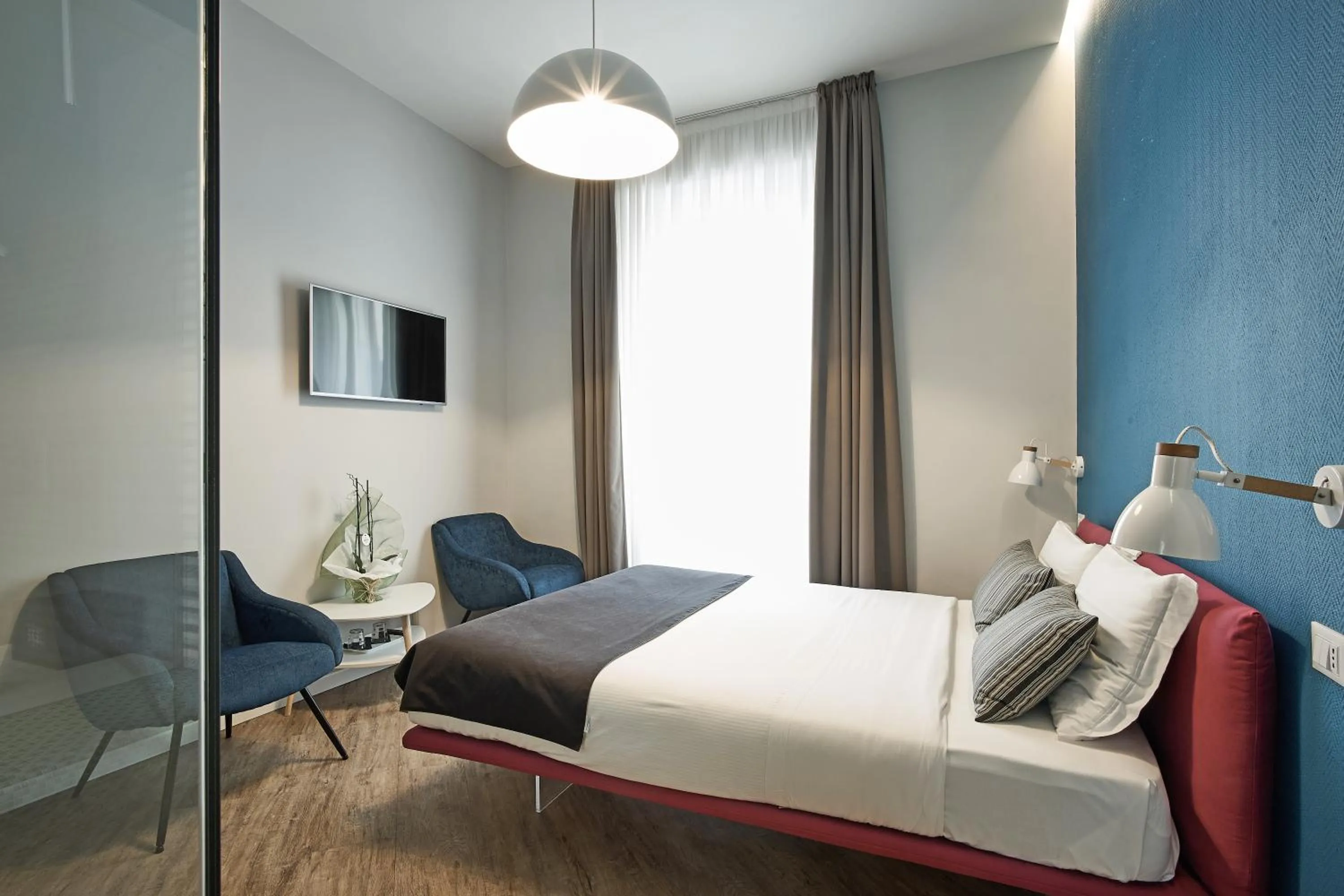 Photo of the whole room, Bed in Ara Suite