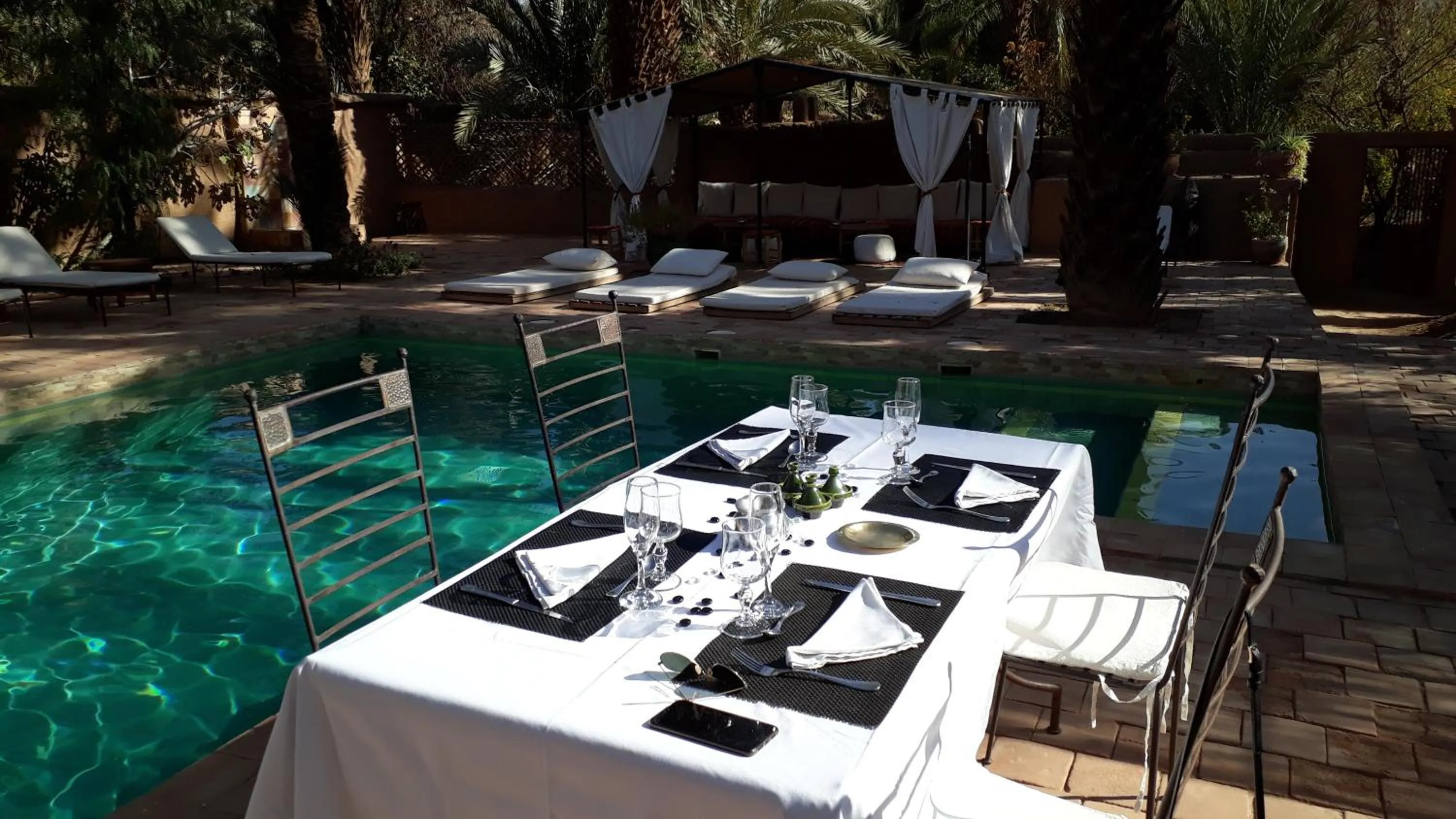 Restaurant/places to eat in Dar Qamar