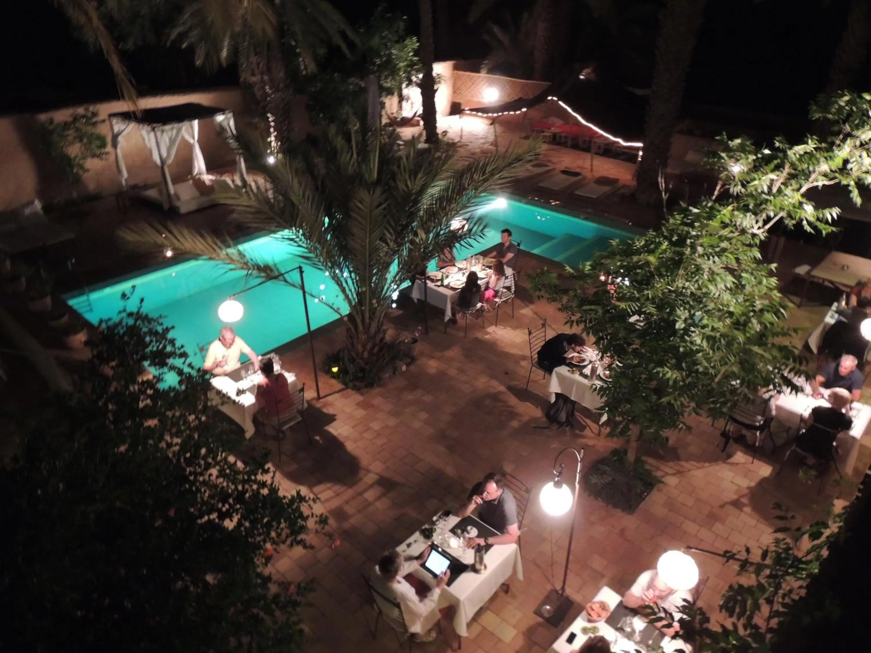 Restaurant/places to eat in Dar Qamar