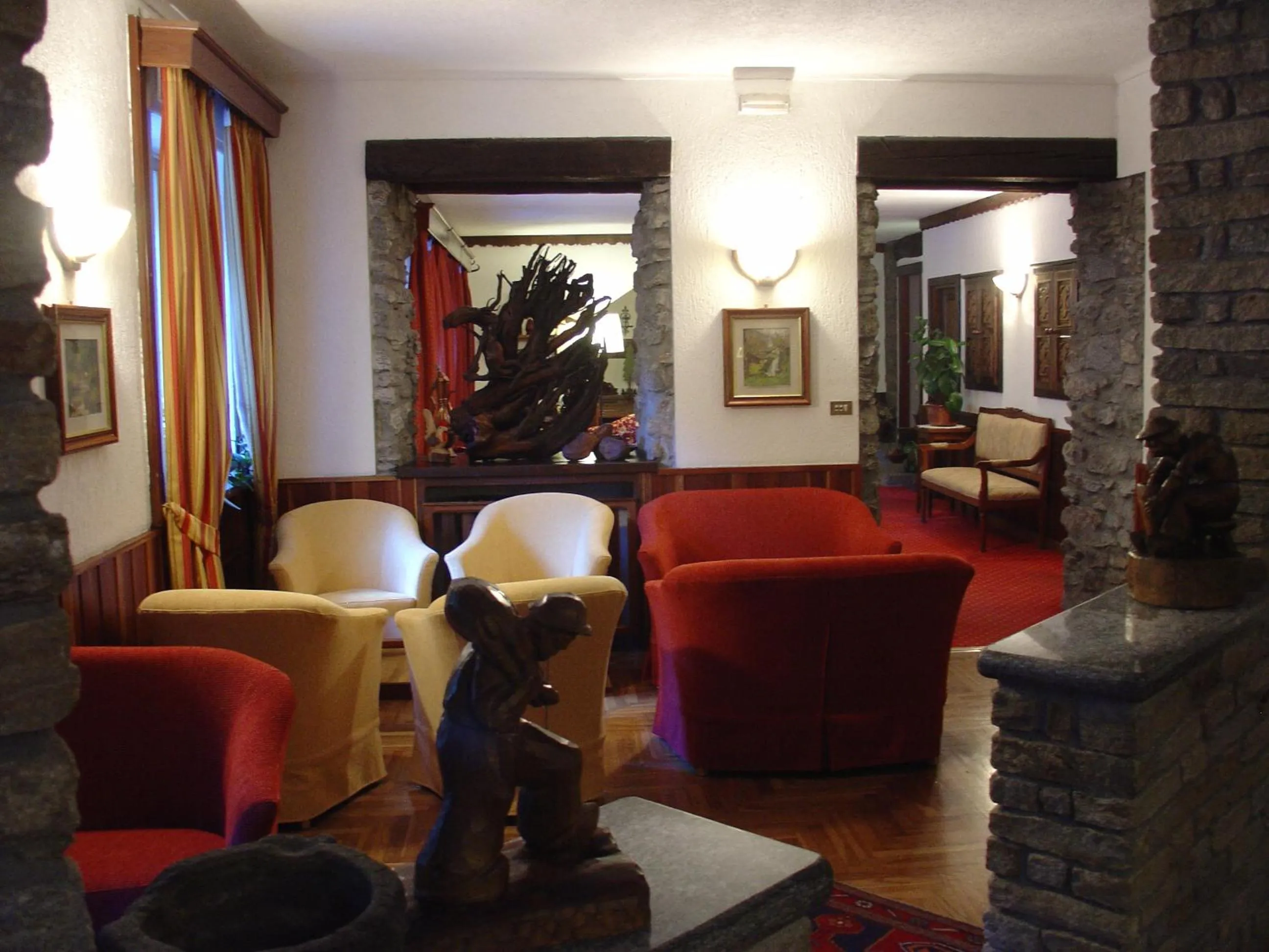 Communal lounge/ TV room in Hotel Dei Camosci