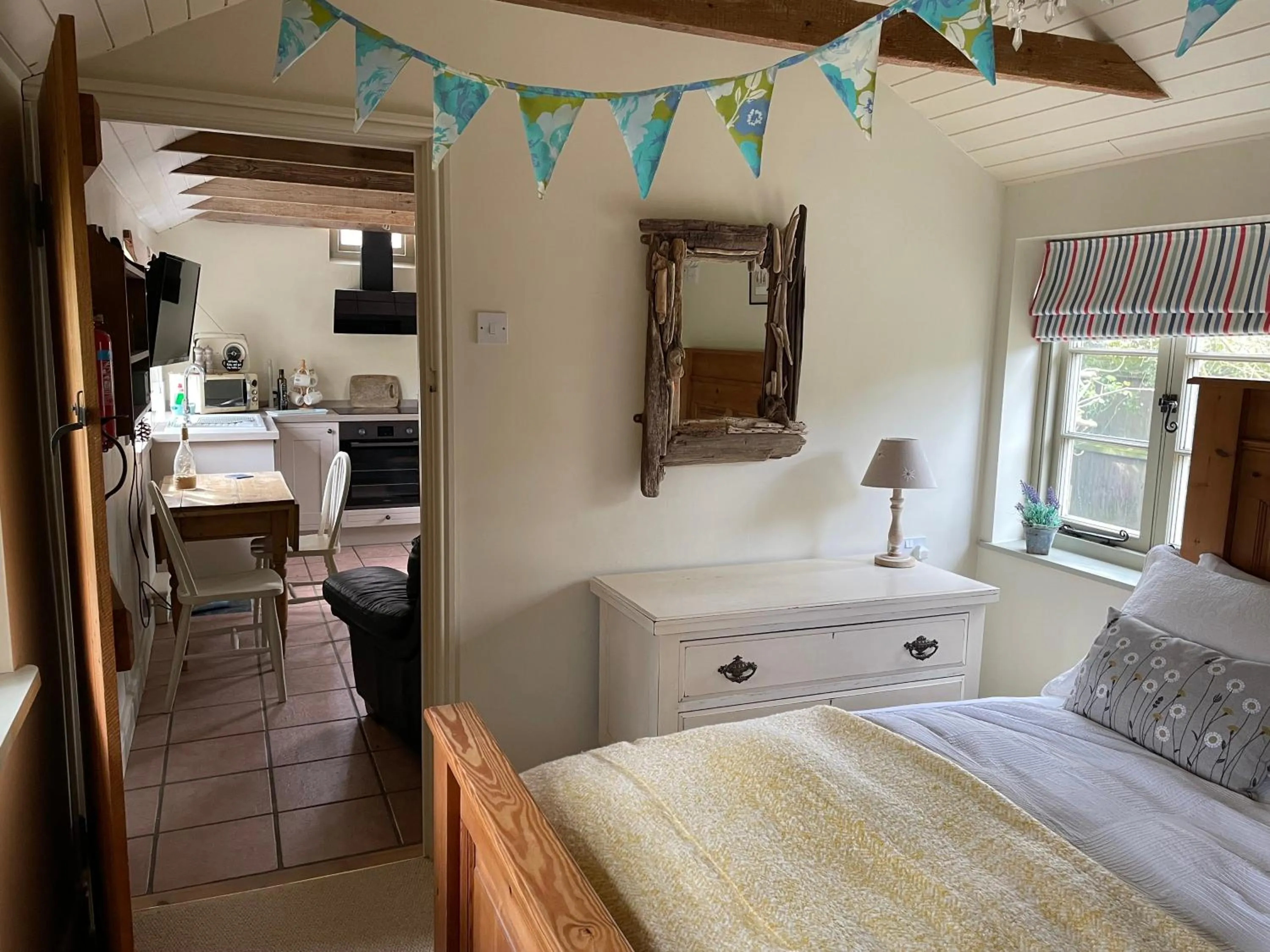 Kitchen or kitchenette, Bed in Dairy Cottage Luxury B&B