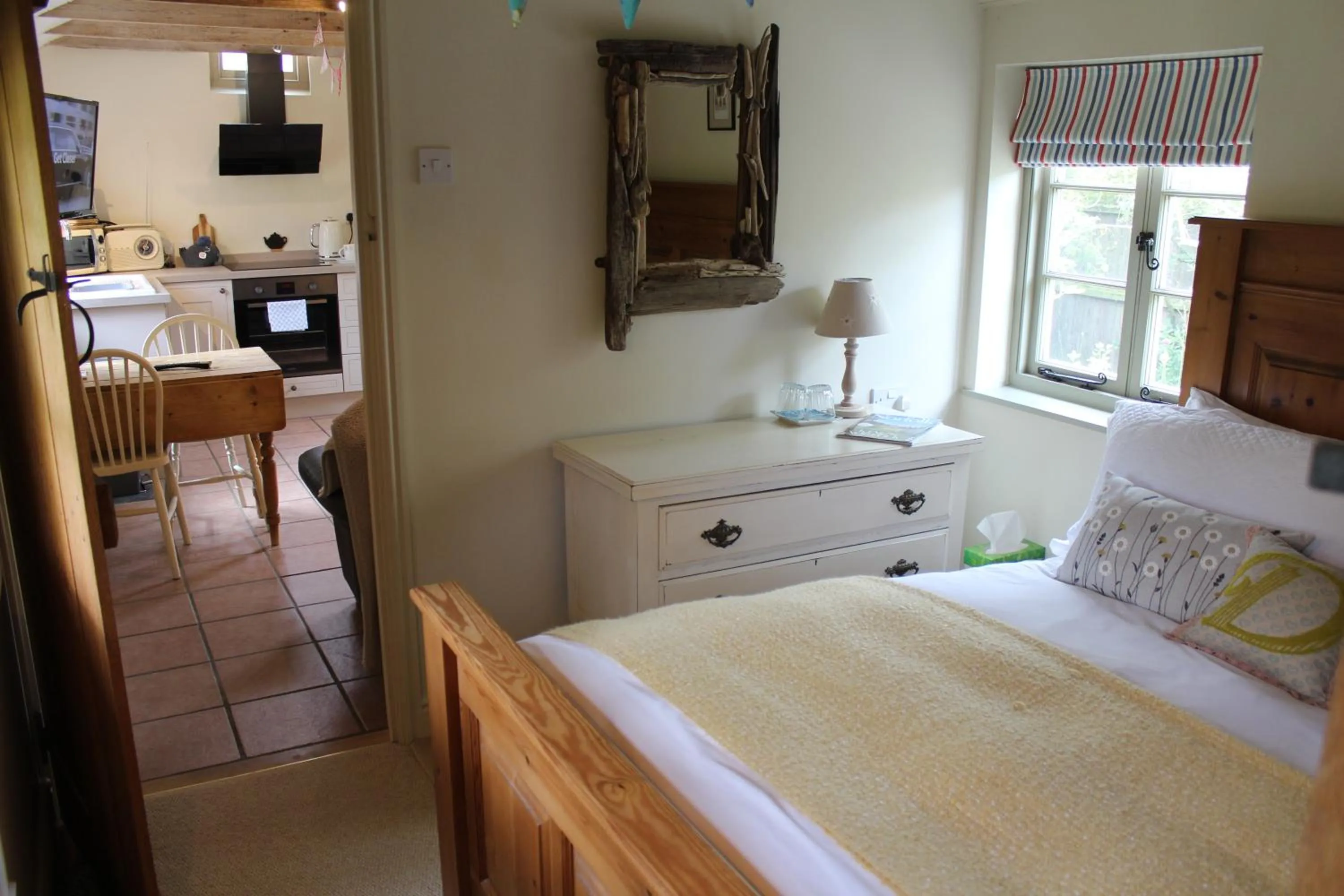 Kitchen or kitchenette, Bed in Dairy Cottage Luxury B&B