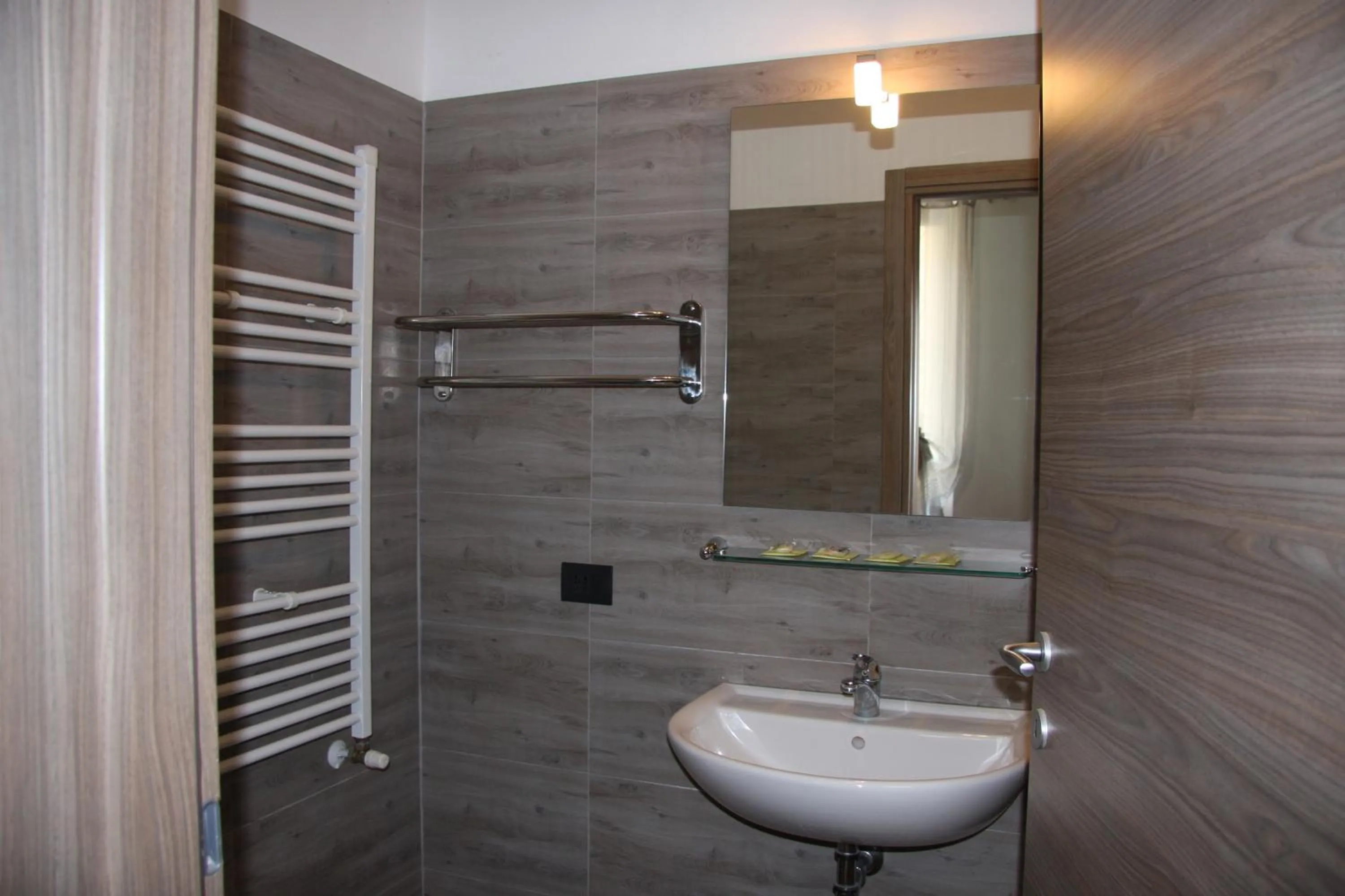 Shower in Hotel Adelchi