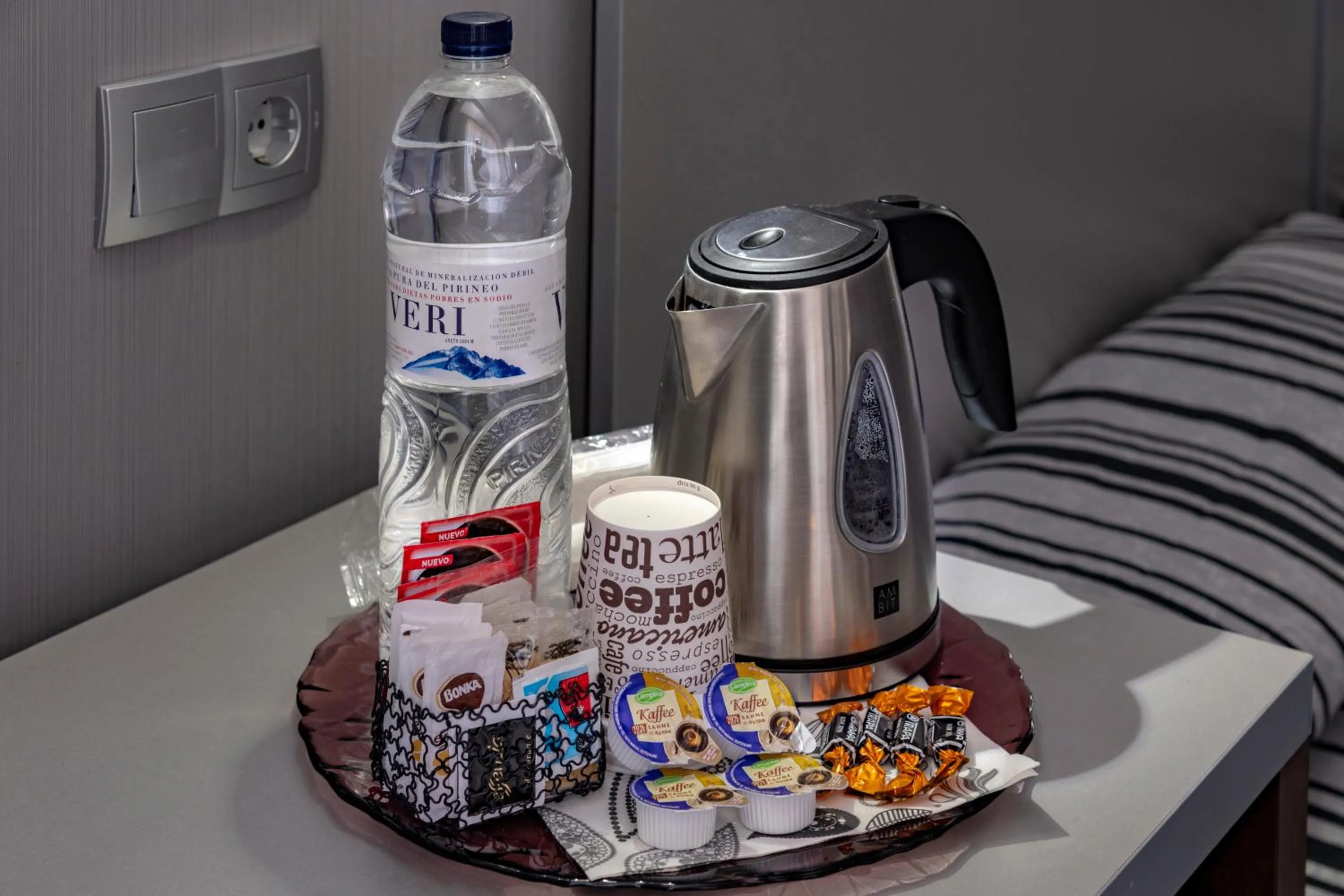 Coffee/tea facilities in Summer Hotel