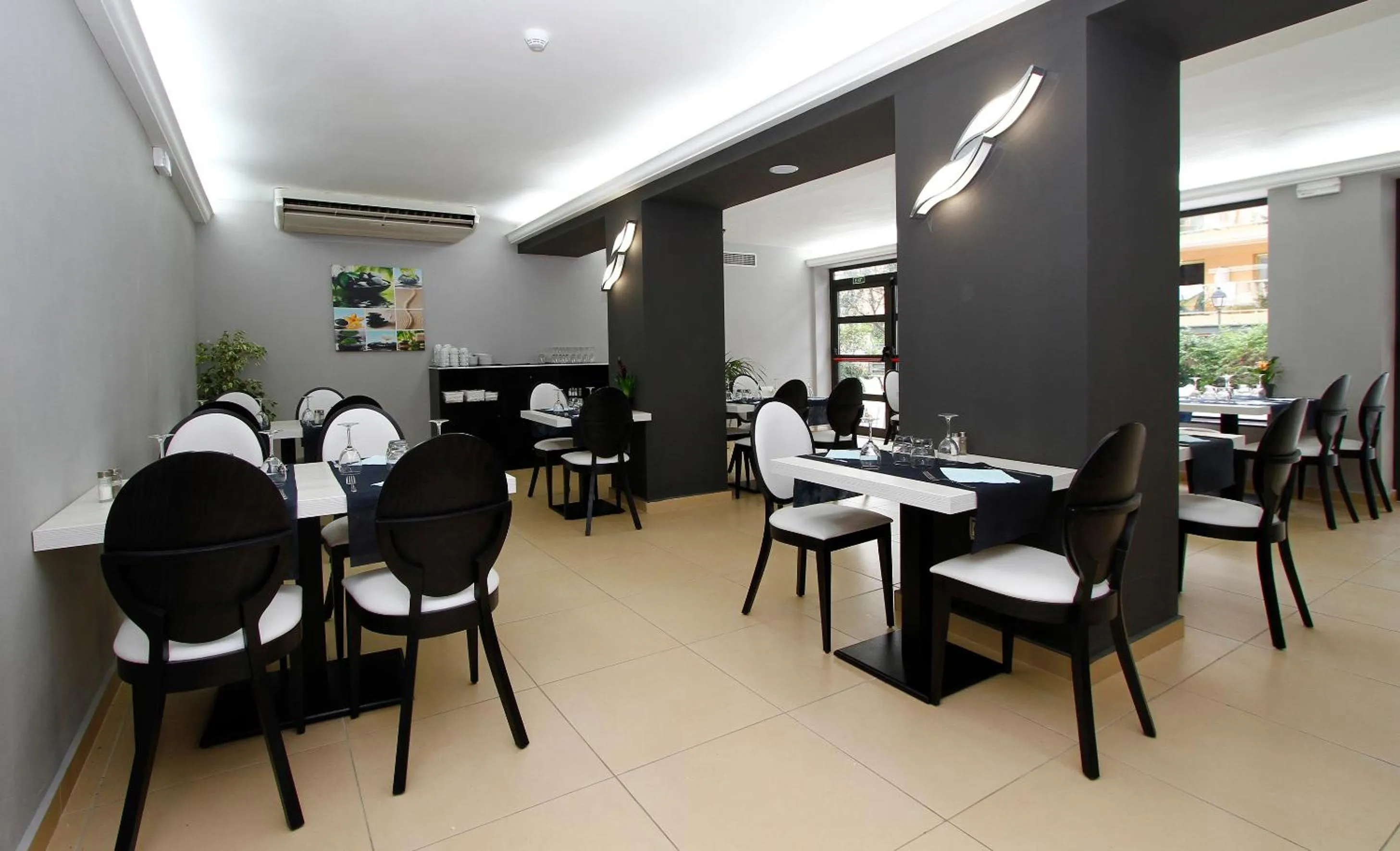 Restaurant/places to eat in Summer Hotel