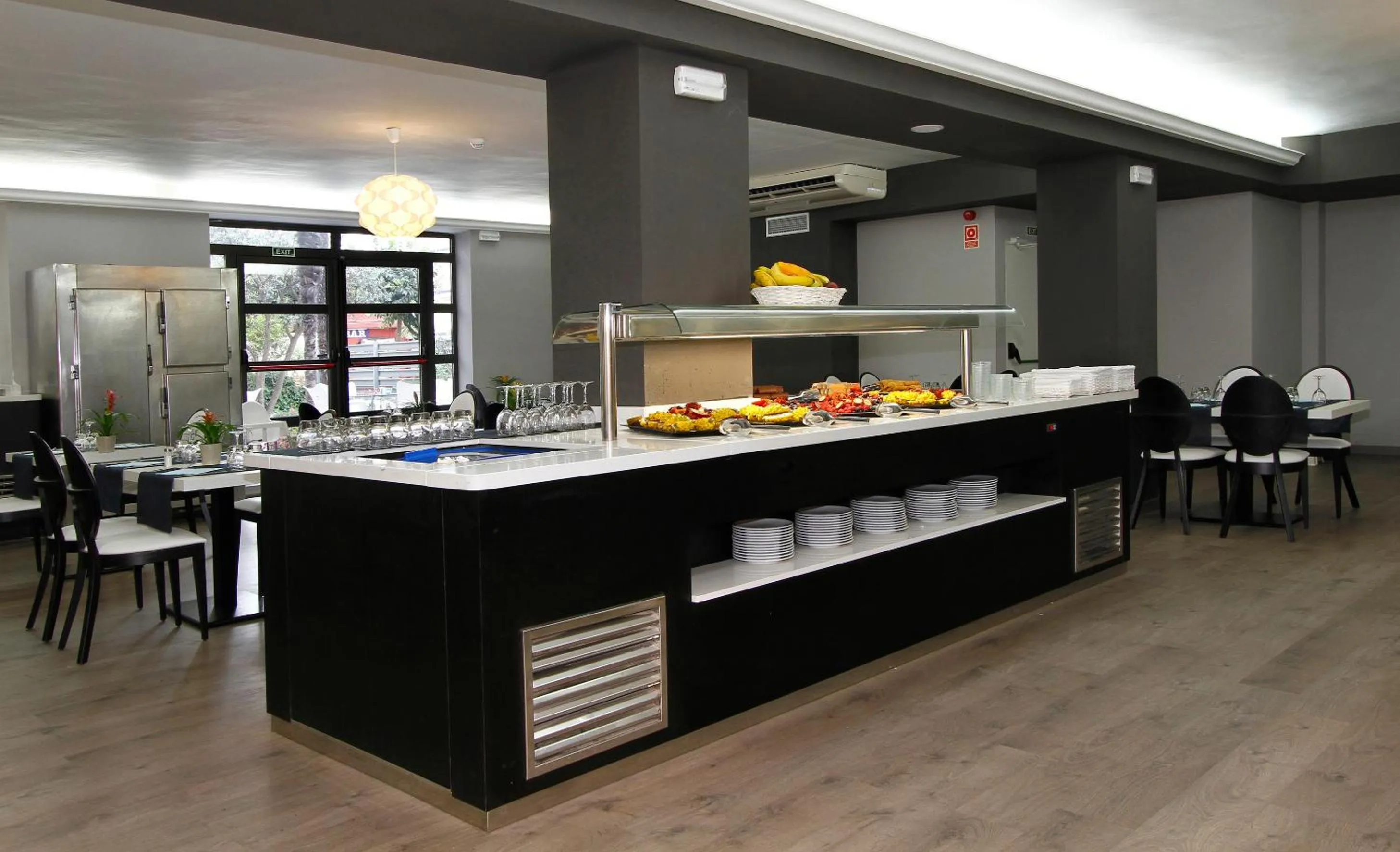 Restaurant/places to eat in Summer Hotel