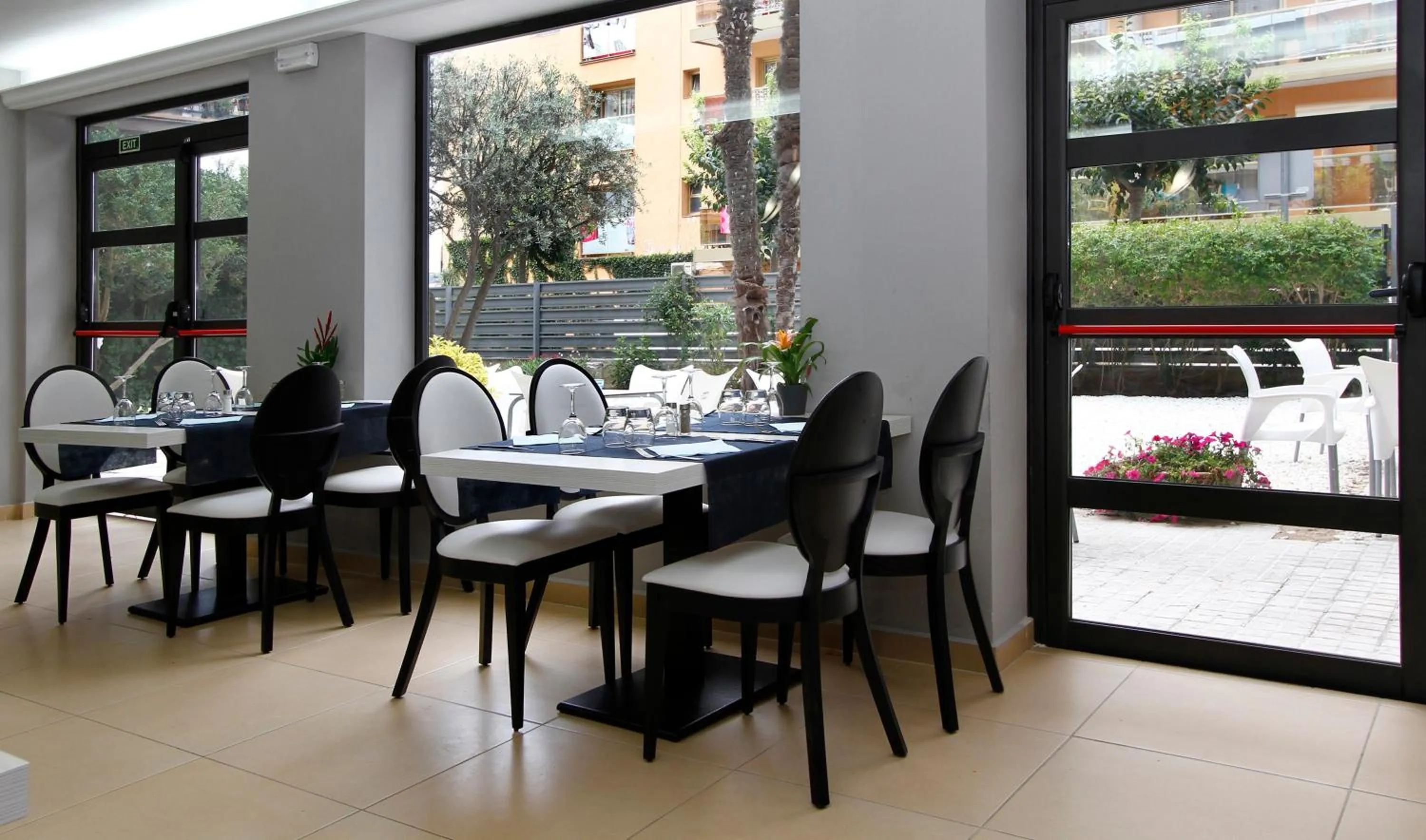 Restaurant/places to eat in Summer Hotel