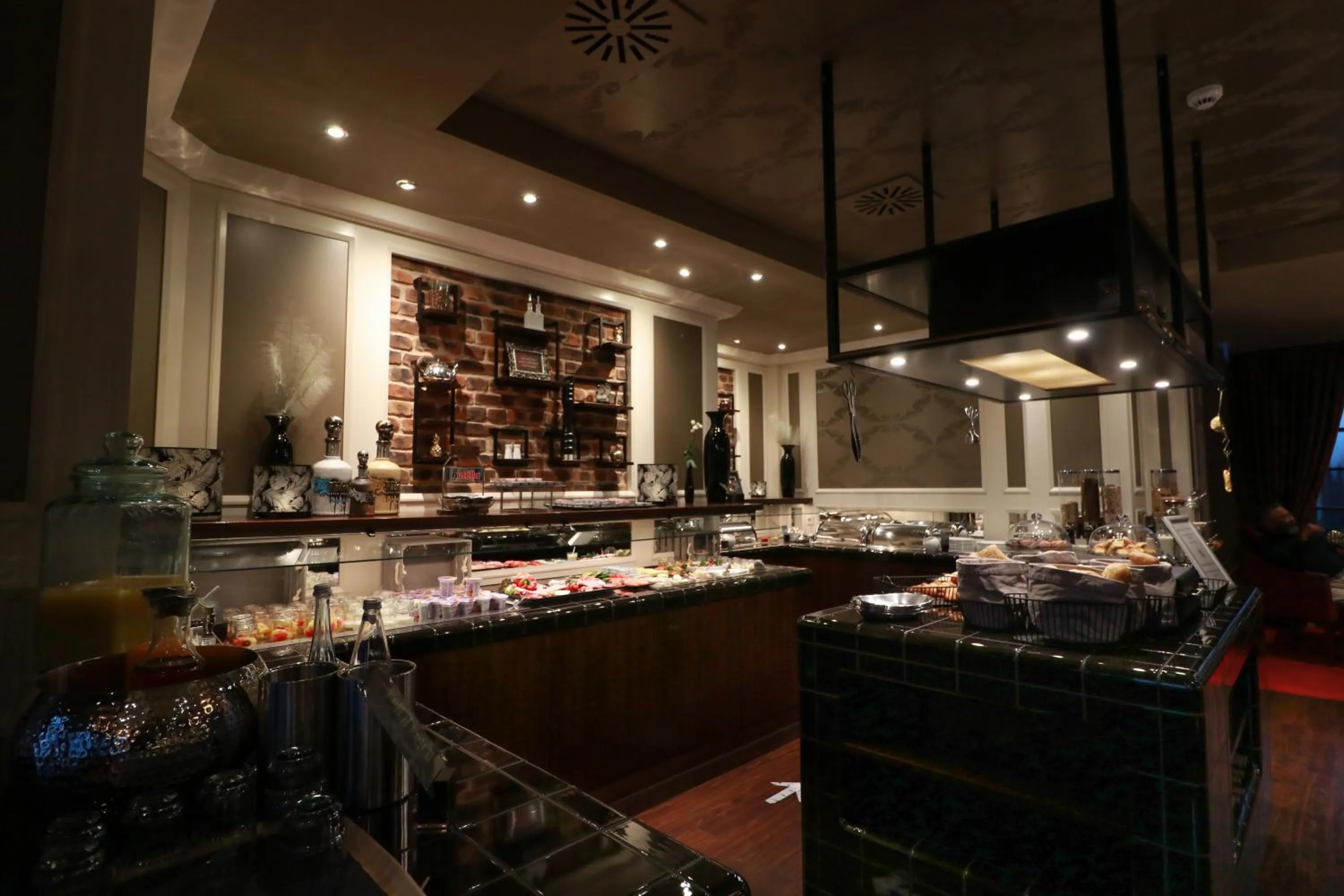 Restaurant/places to eat in Haverkamp Suites