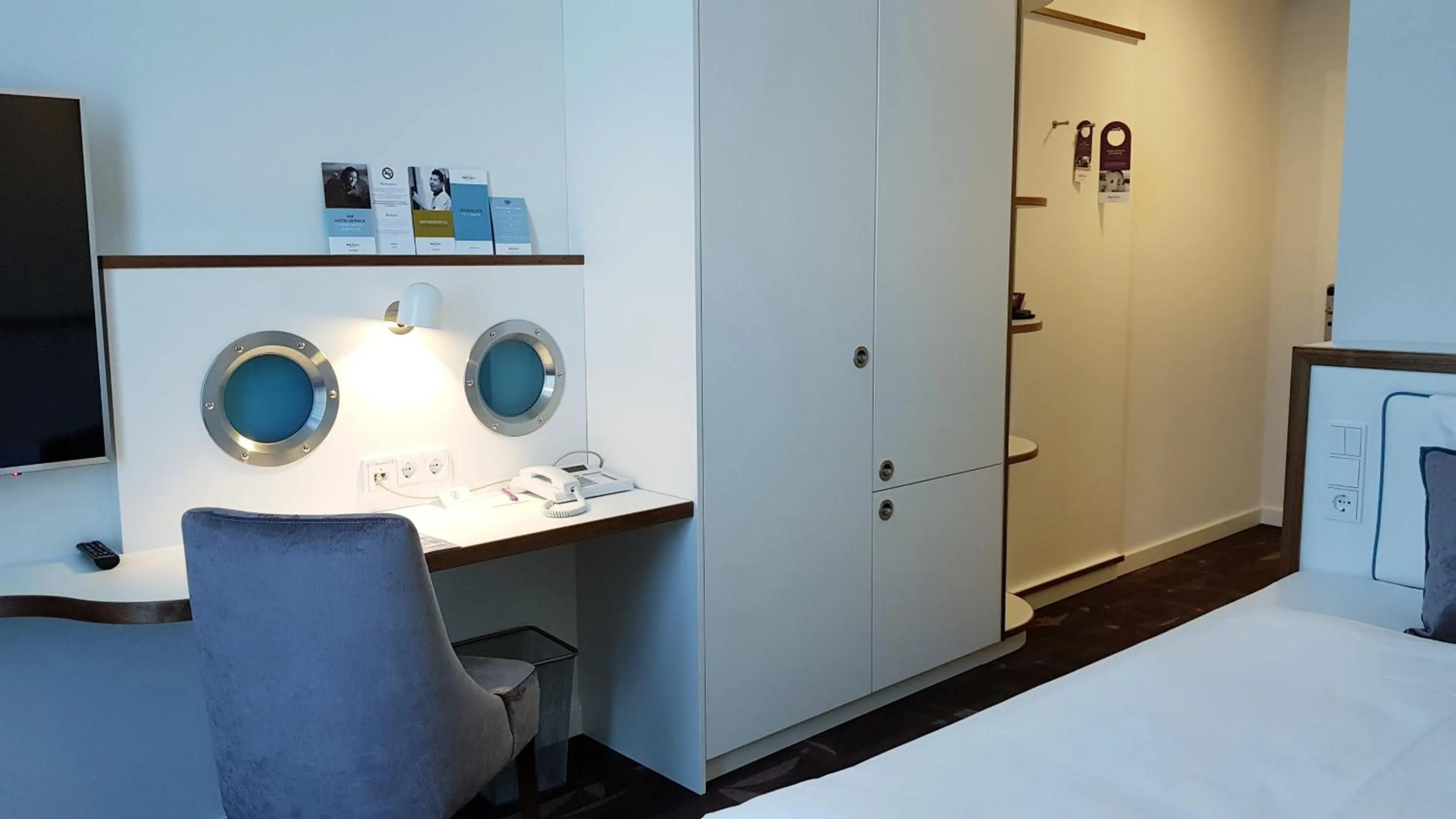 Photo of the whole room in Hotel MOA Berlin