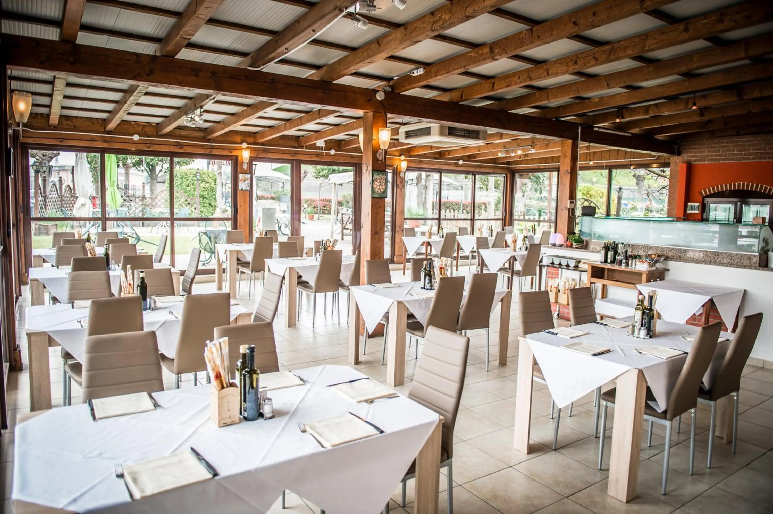 Restaurant/places to eat in Hotel Johnson