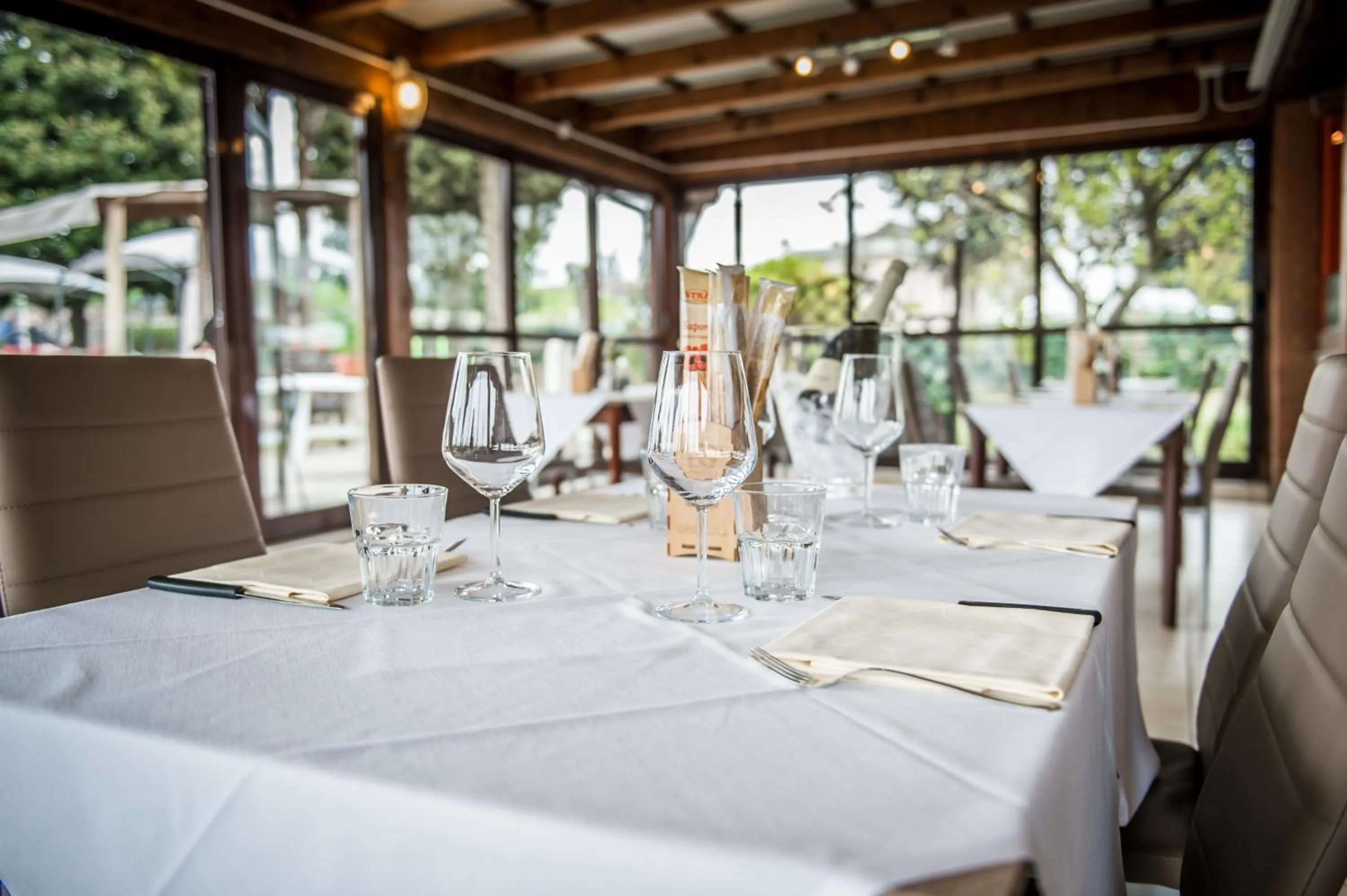 Restaurant/places to eat in Hotel Johnson