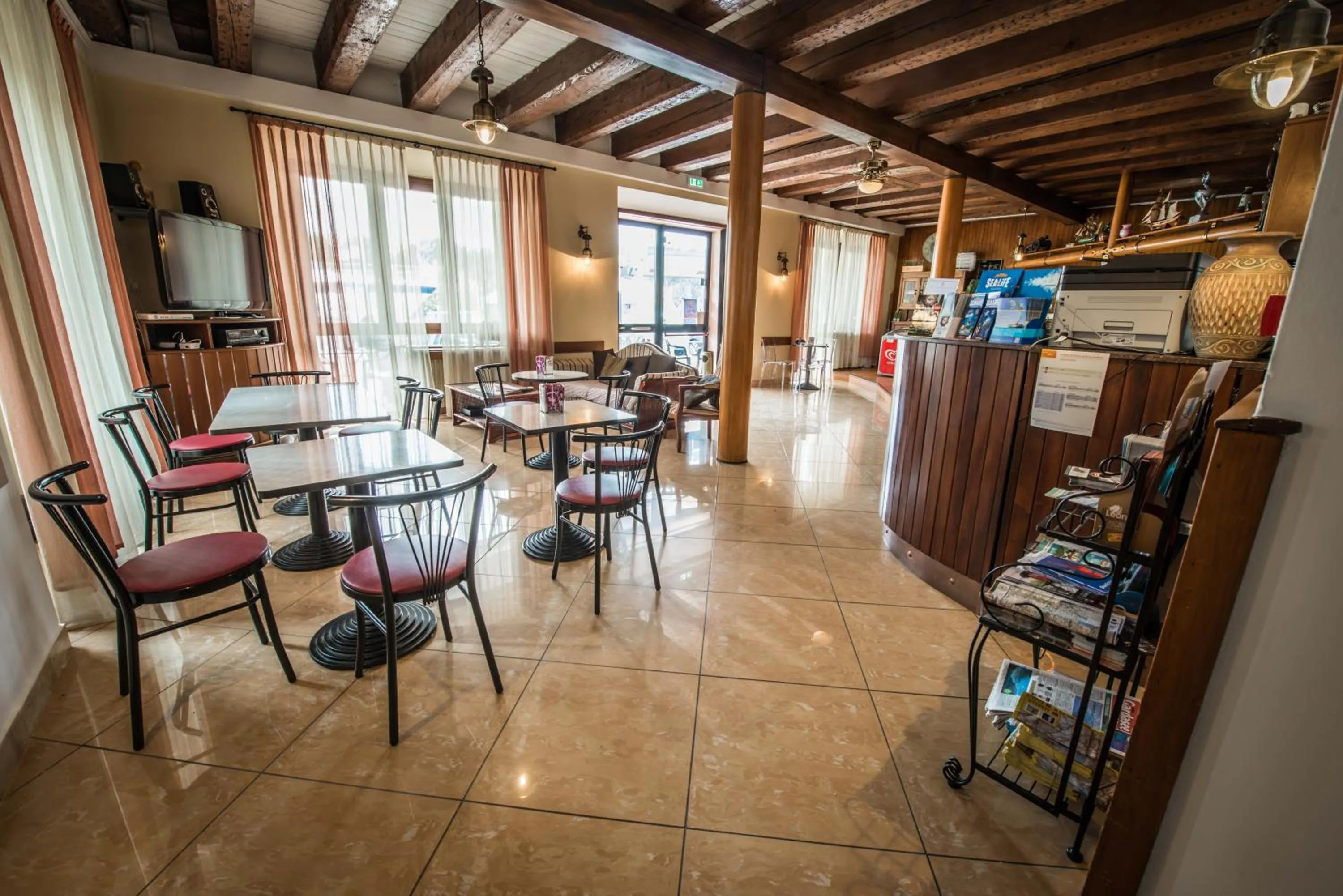 Communal lounge/ TV room in Hotel Johnson