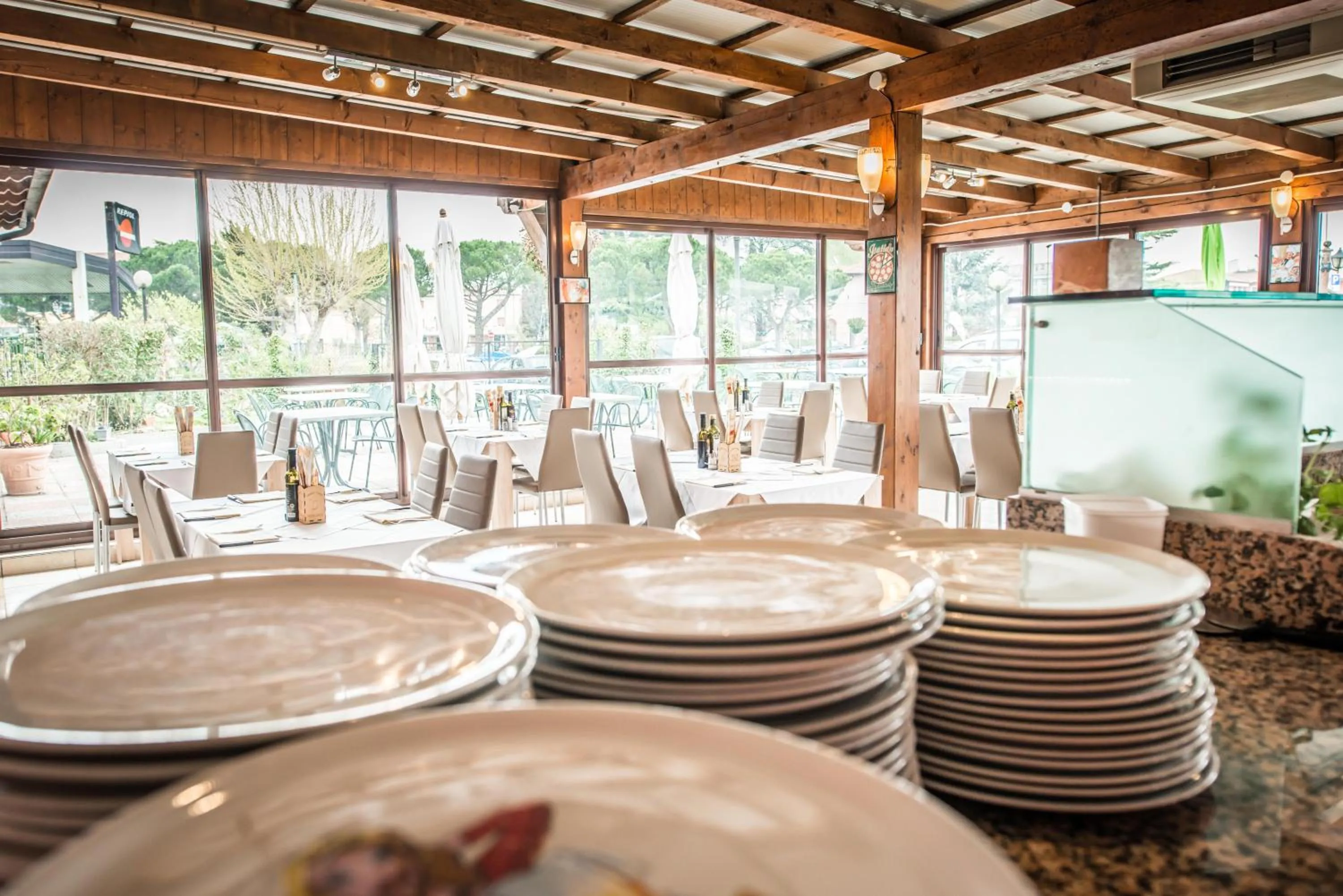 Restaurant/places to eat in Hotel Johnson