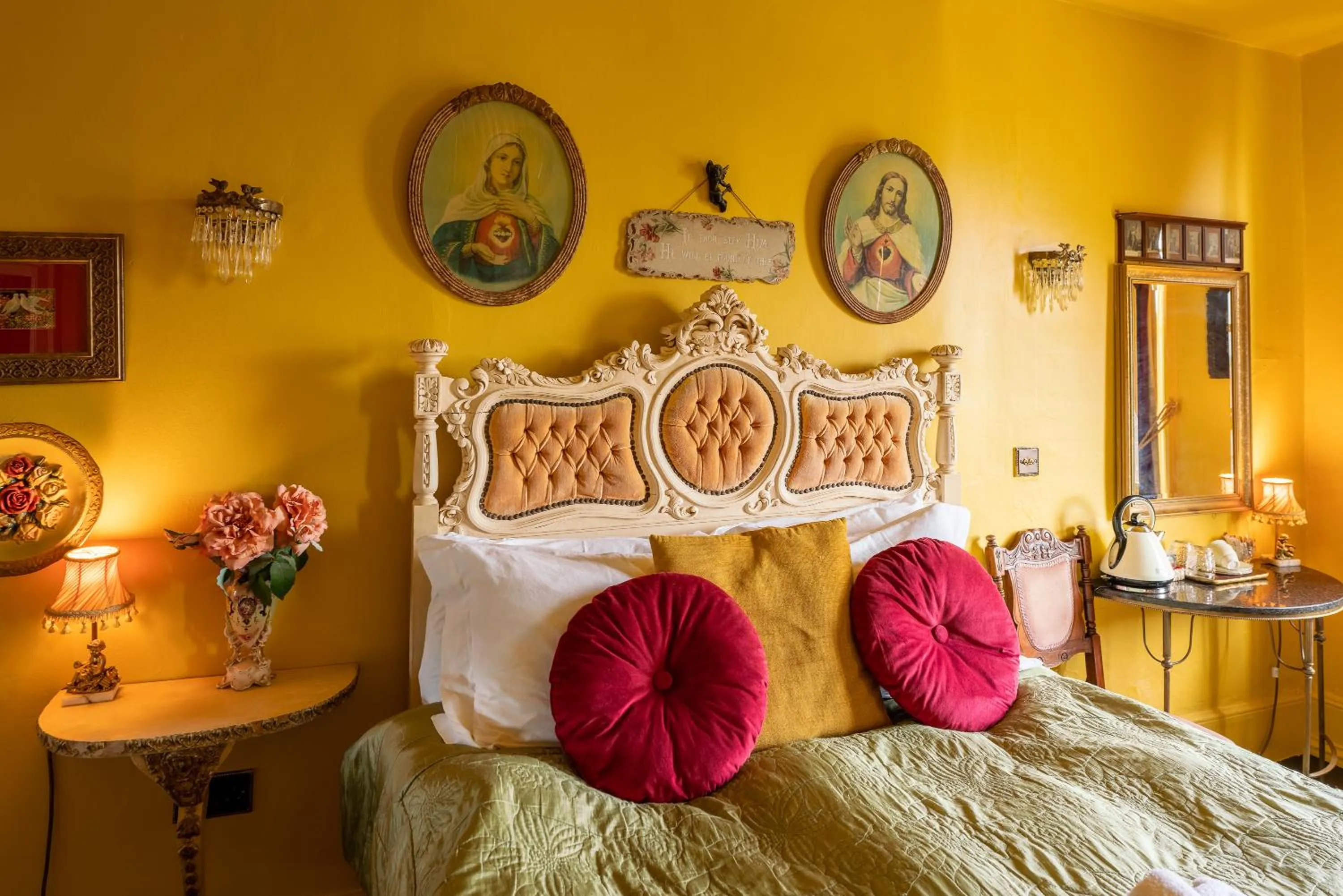 Property building, Bed in La Rosa Hotel