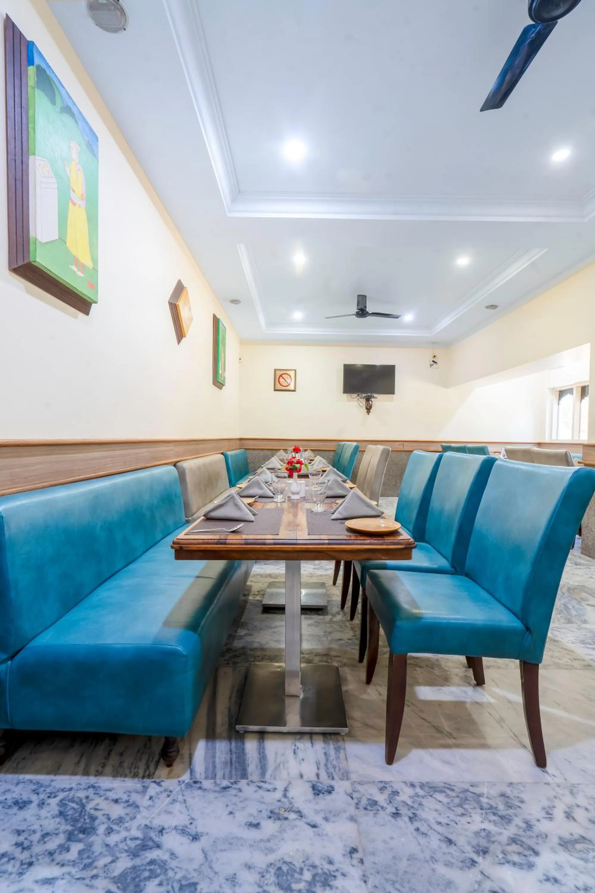 Restaurant/places to eat in Hotel Chandrawati Palace