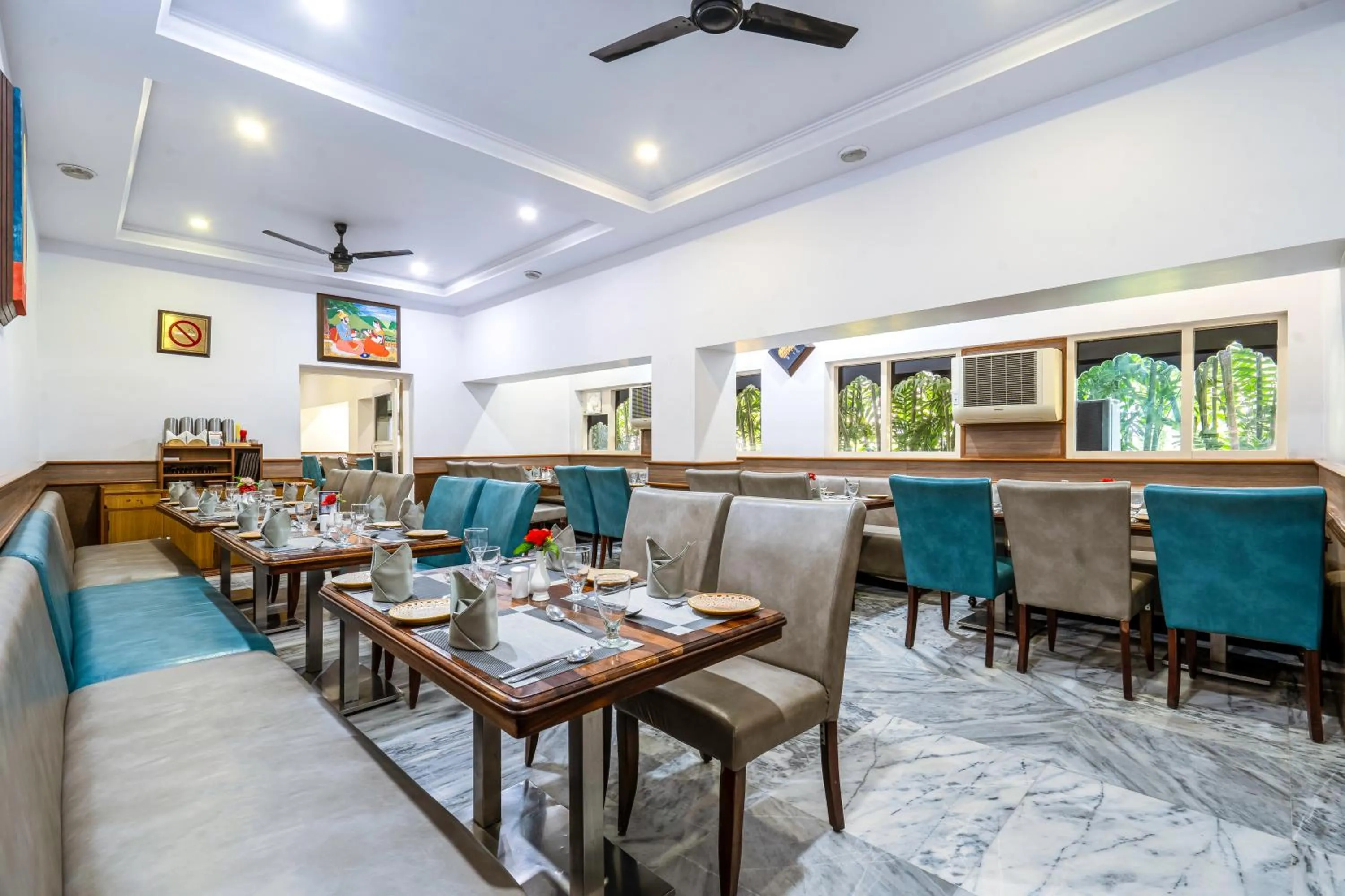 Restaurant/places to eat in Hotel Chandrawati Palace