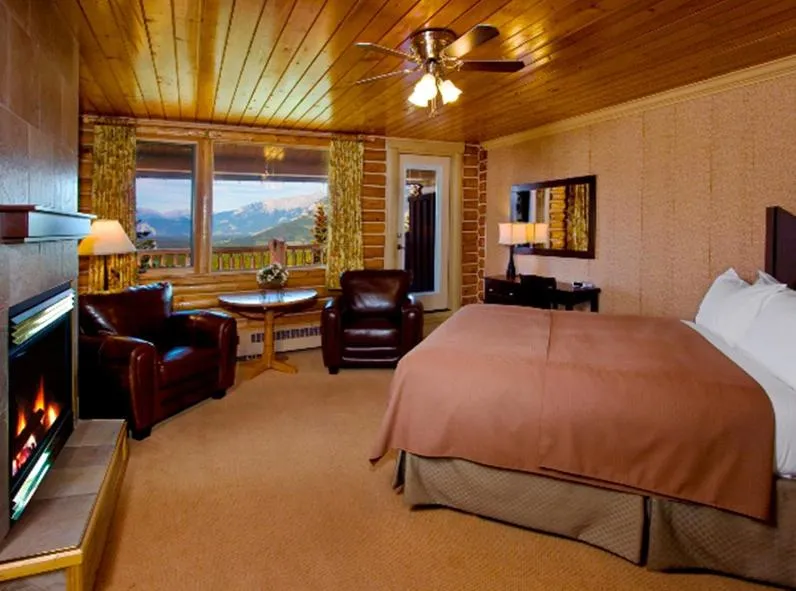 Mountain view, Bed in Overlander Mountain Lodge