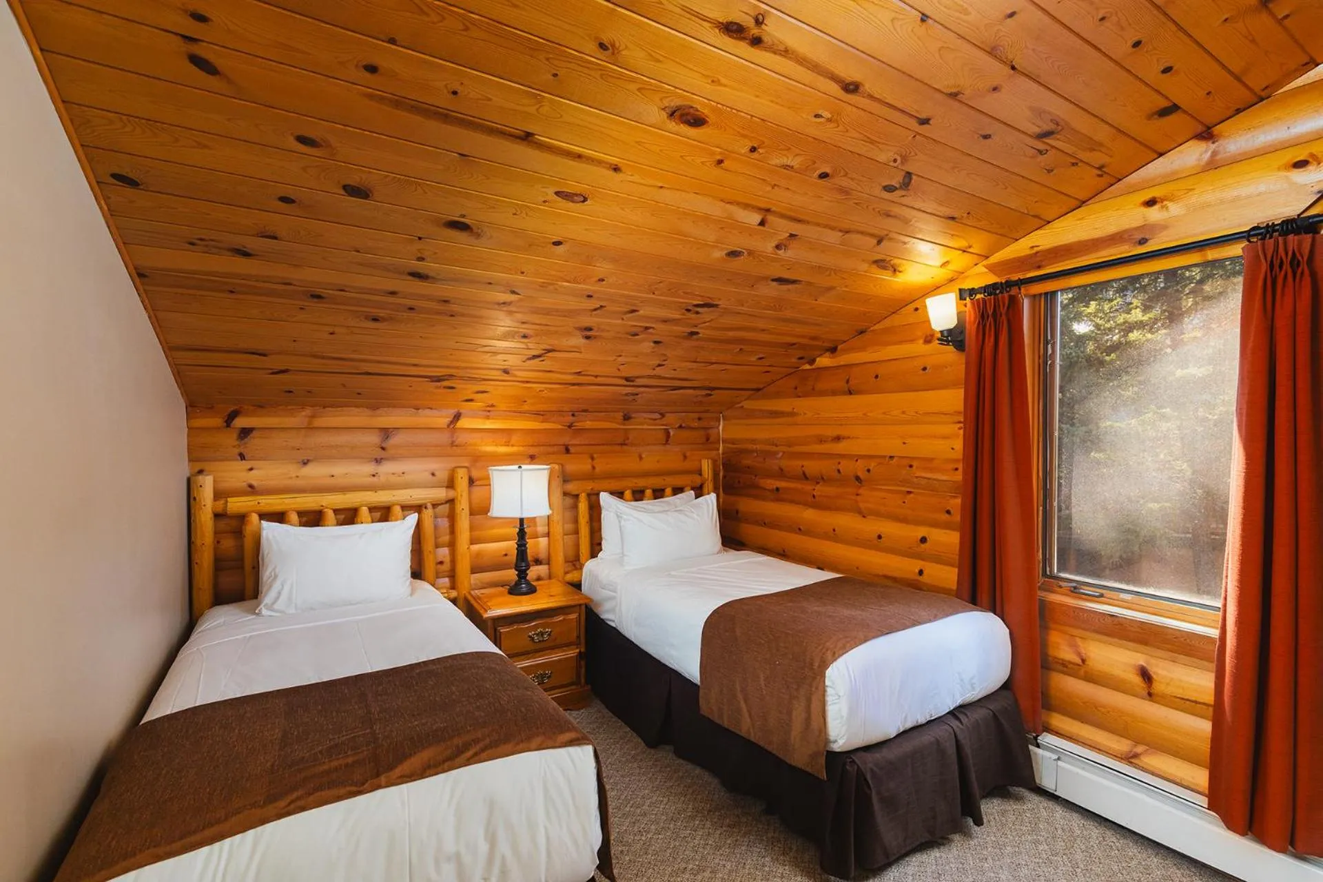 Bedroom, Bed in Overlander Mountain Lodge