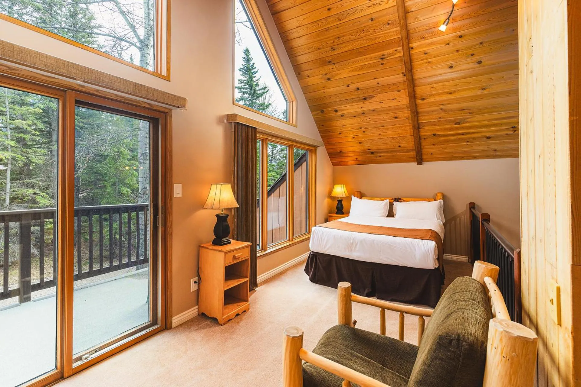 Photo of the whole room, Bed in Overlander Mountain Lodge