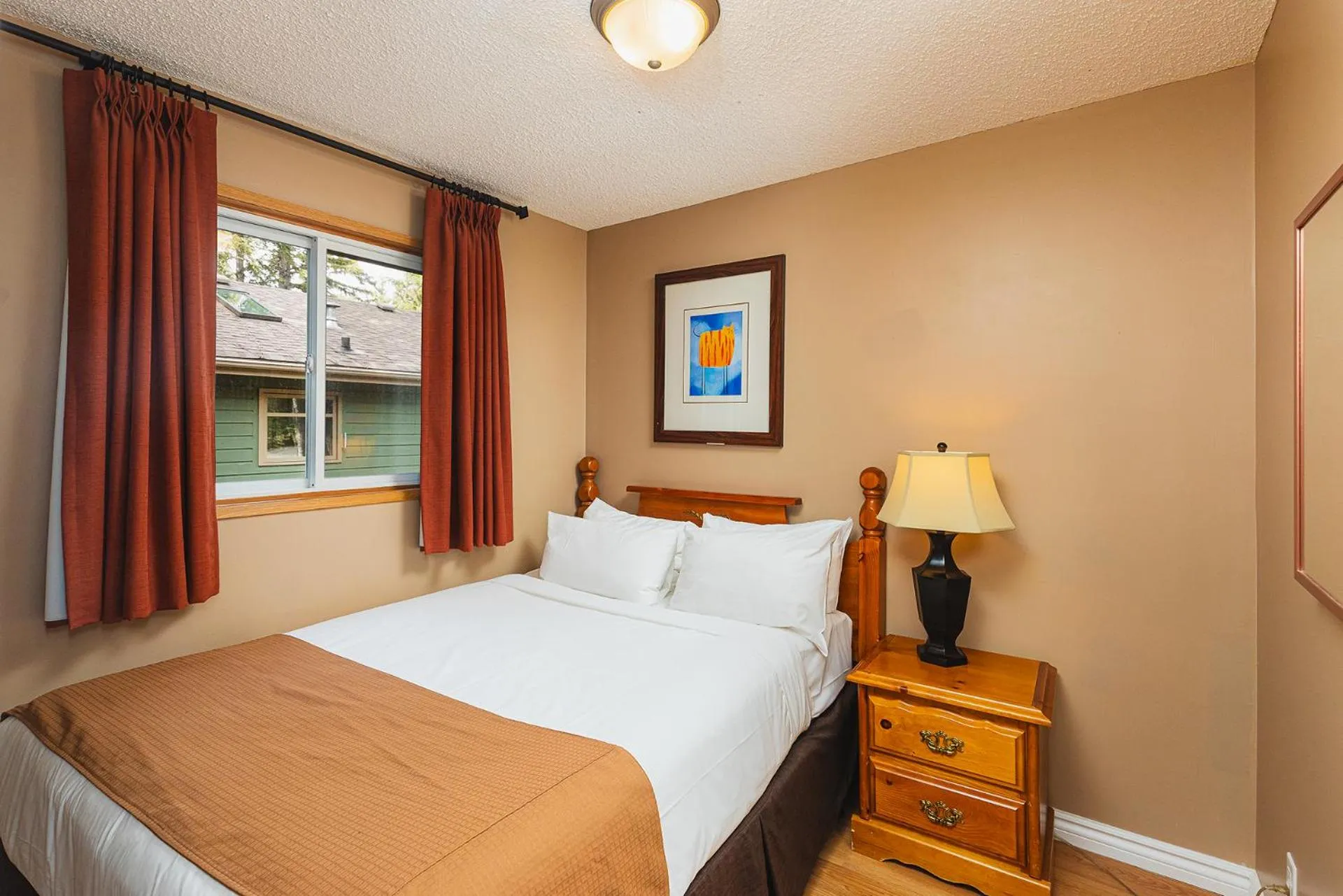 Bedroom, Bed in Overlander Mountain Lodge
