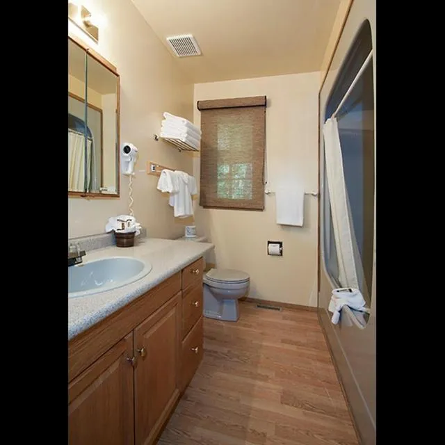 Bathroom in Overlander Mountain Lodge