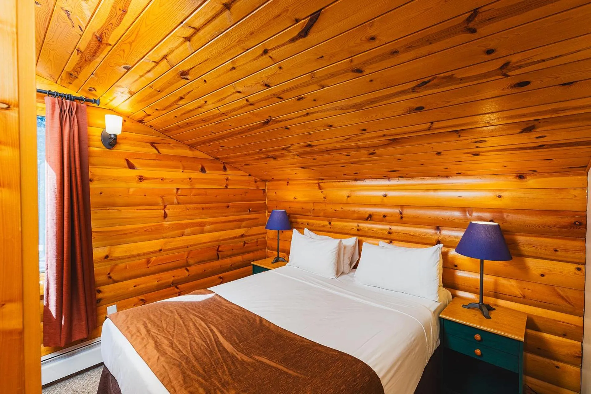 Bedroom, Bed in Overlander Mountain Lodge