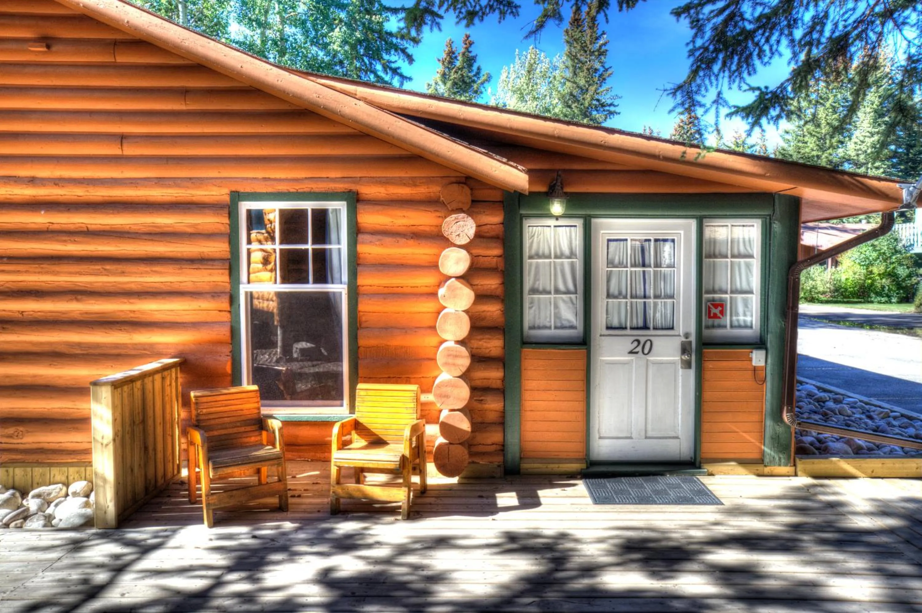 Facade/entrance in Overlander Mountain Lodge
