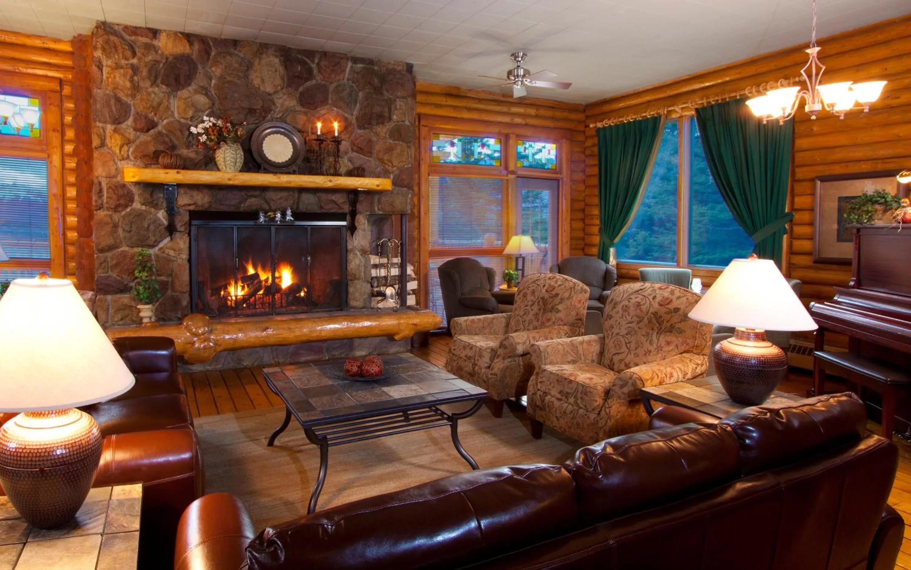 Lounge or bar in Overlander Mountain Lodge