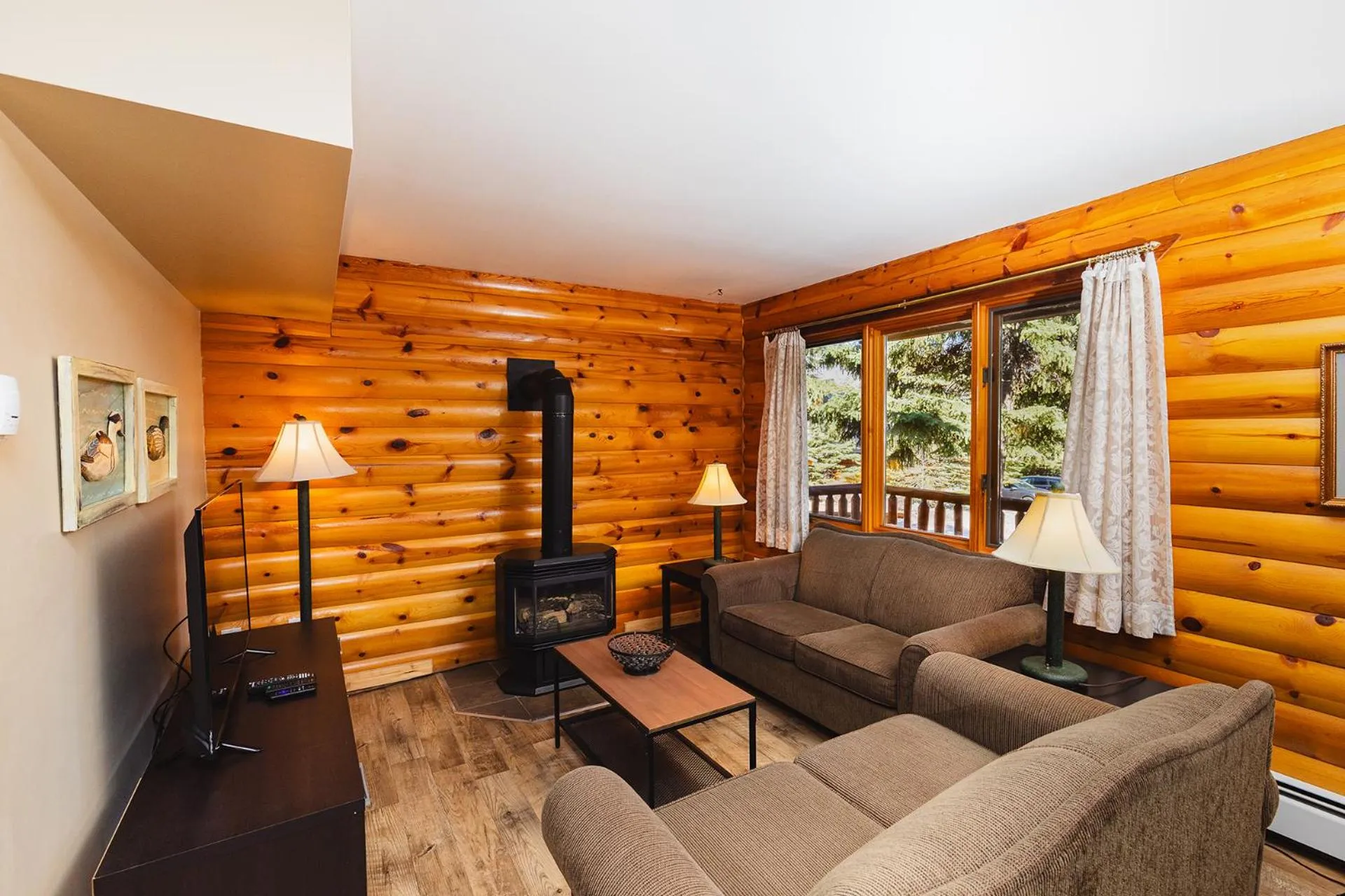 TV and multimedia in Overlander Mountain Lodge