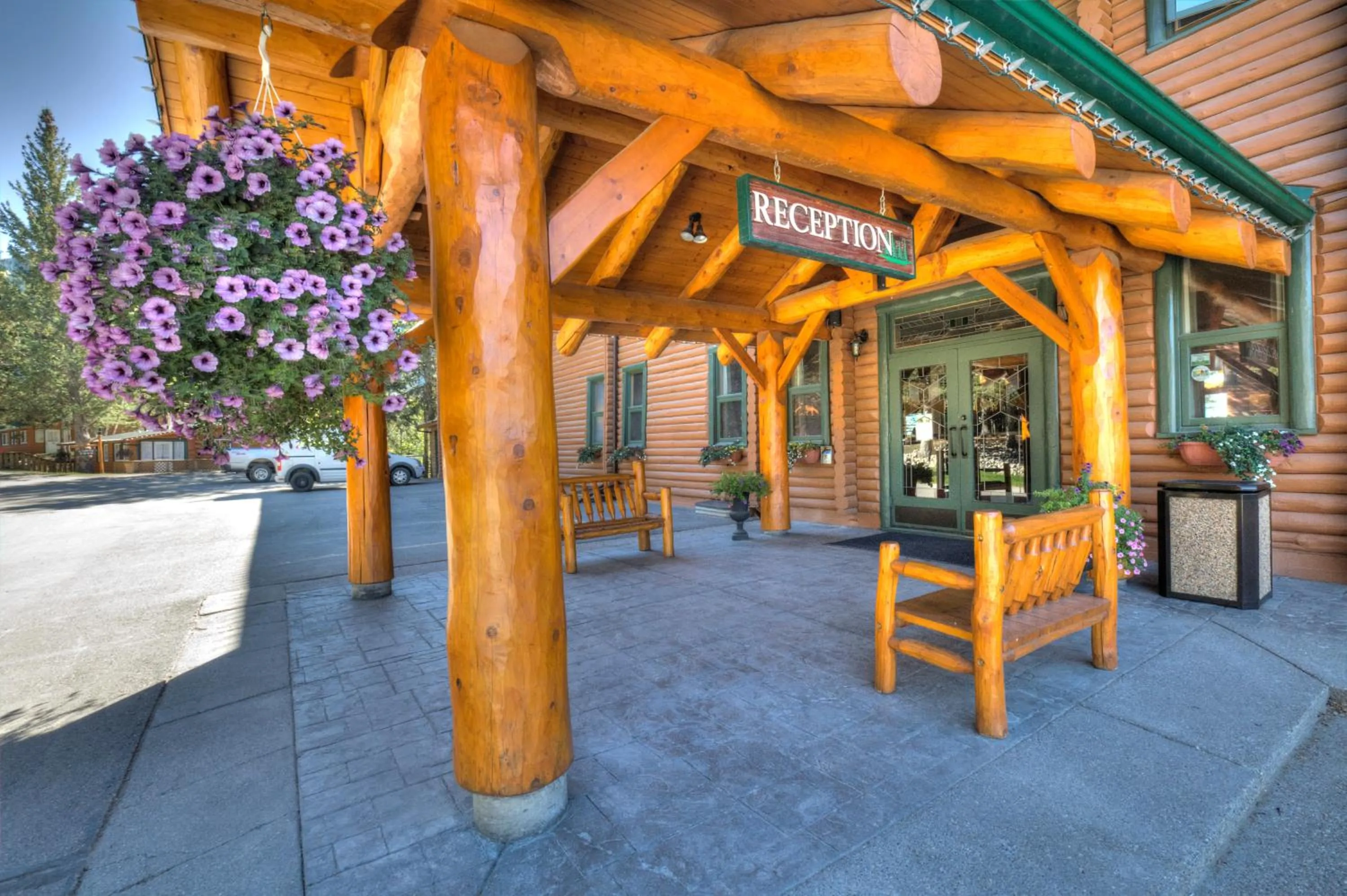 Facade/entrance in Overlander Mountain Lodge