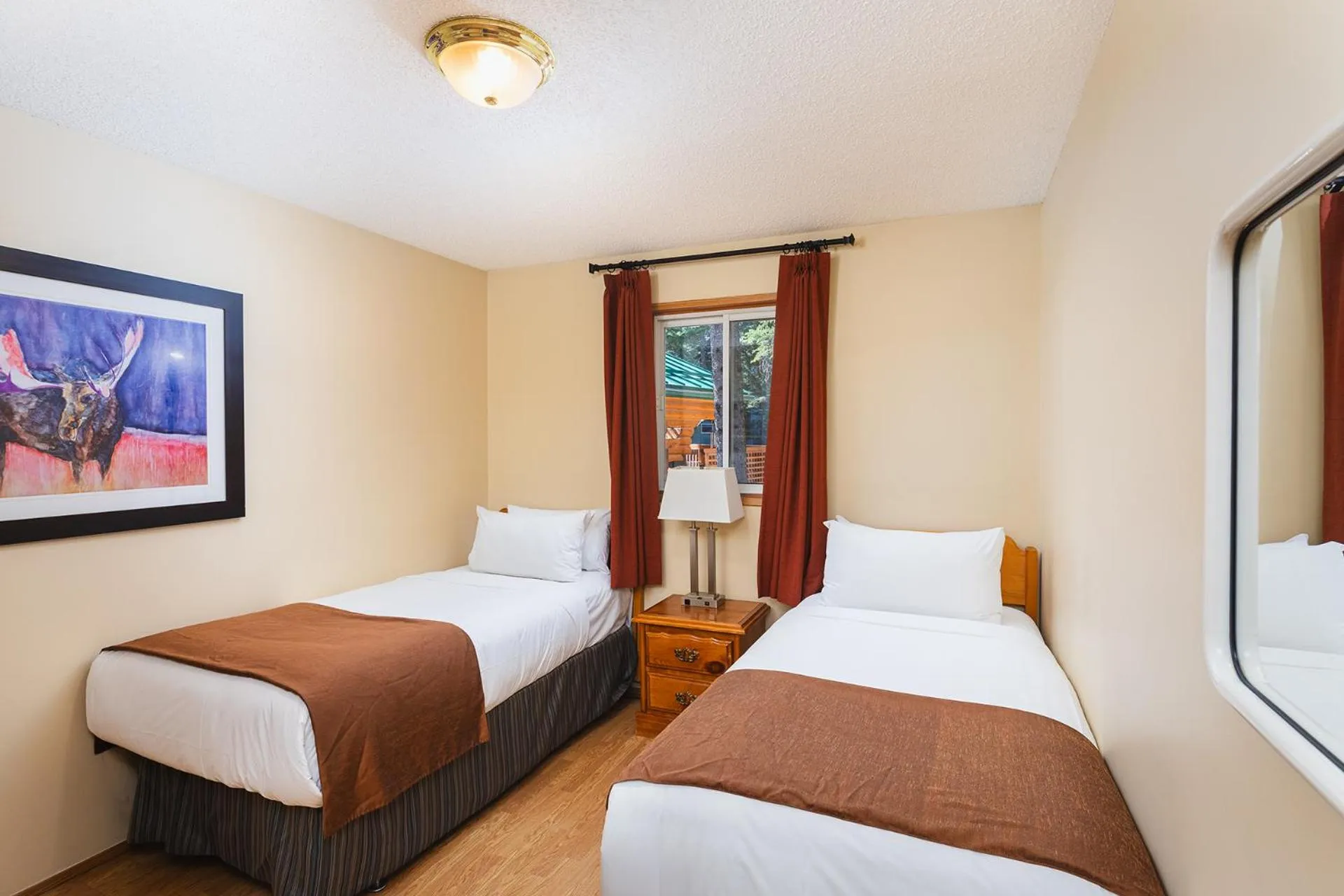 Bedroom, Bed in Overlander Mountain Lodge